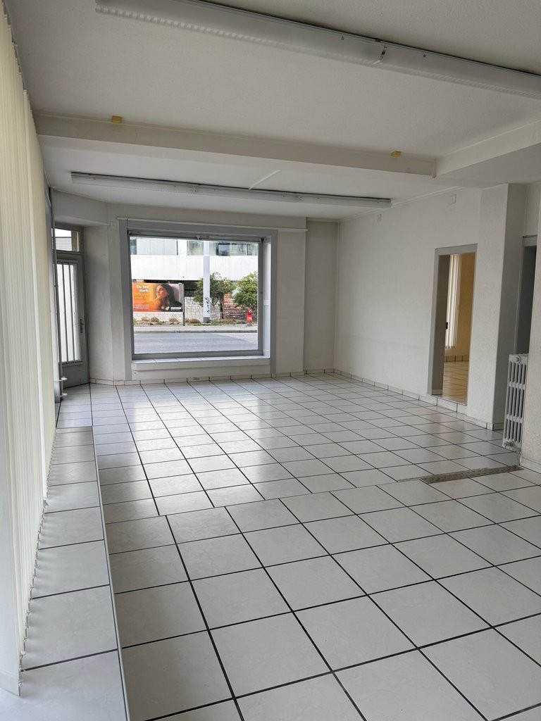 87m² shop