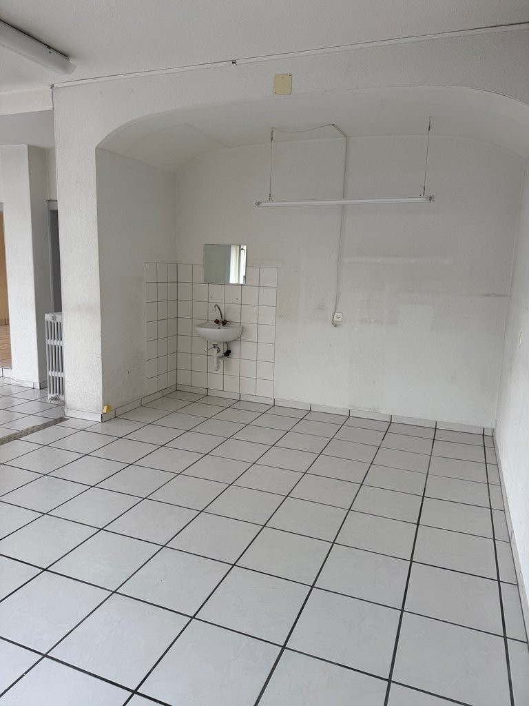 87m² shop