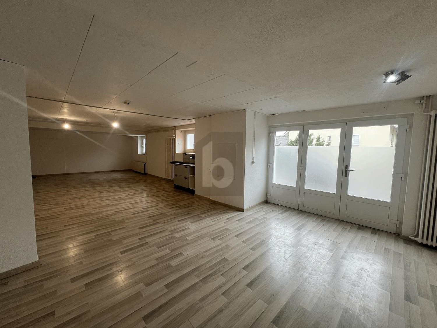 100m² shop