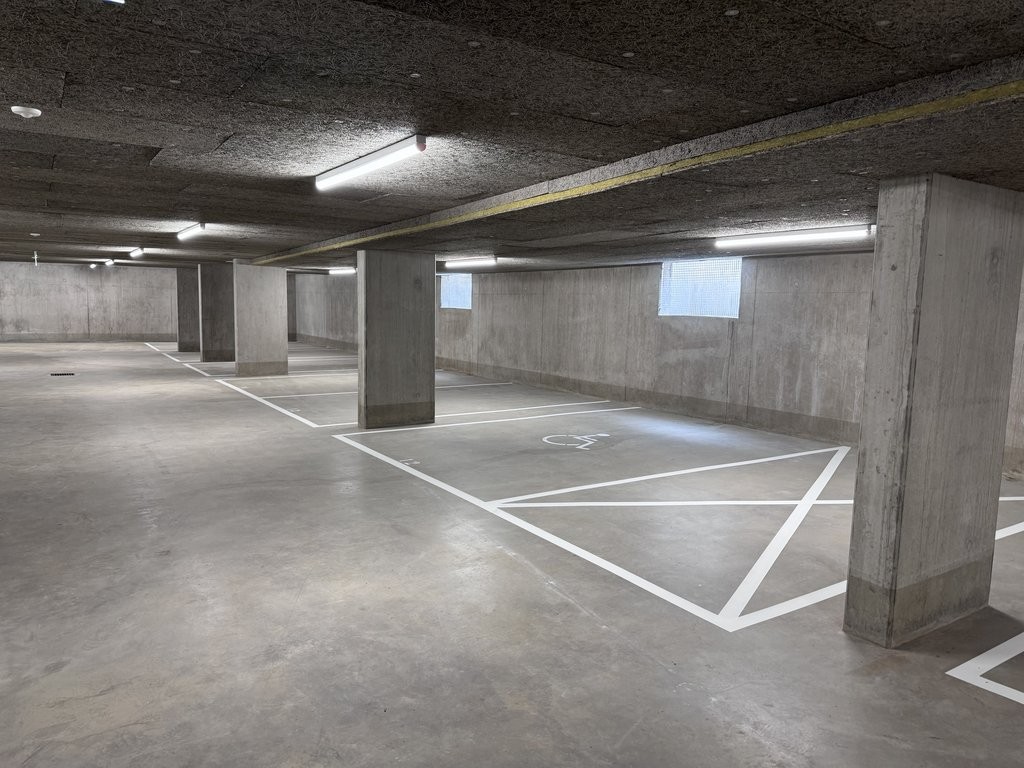 Unterirdischer Parkplatz, Foto 1 von 2