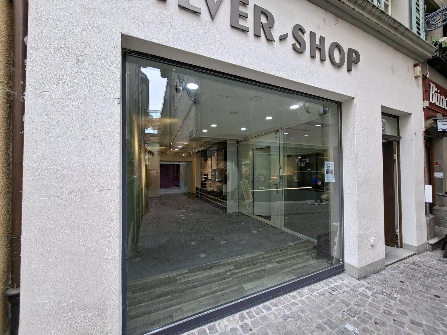 130m² shop