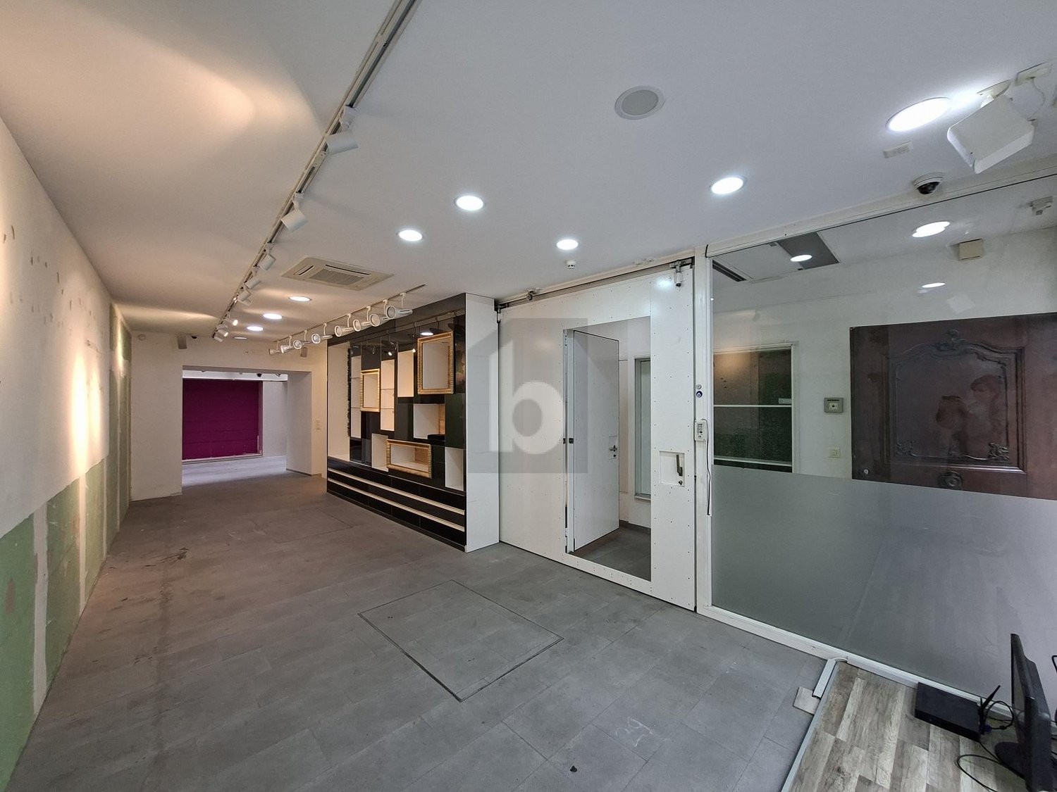 130m² shop