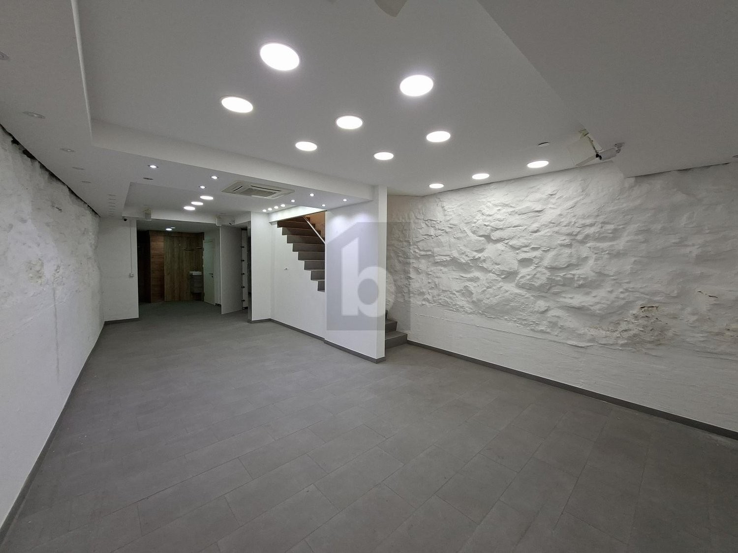 130m² shop