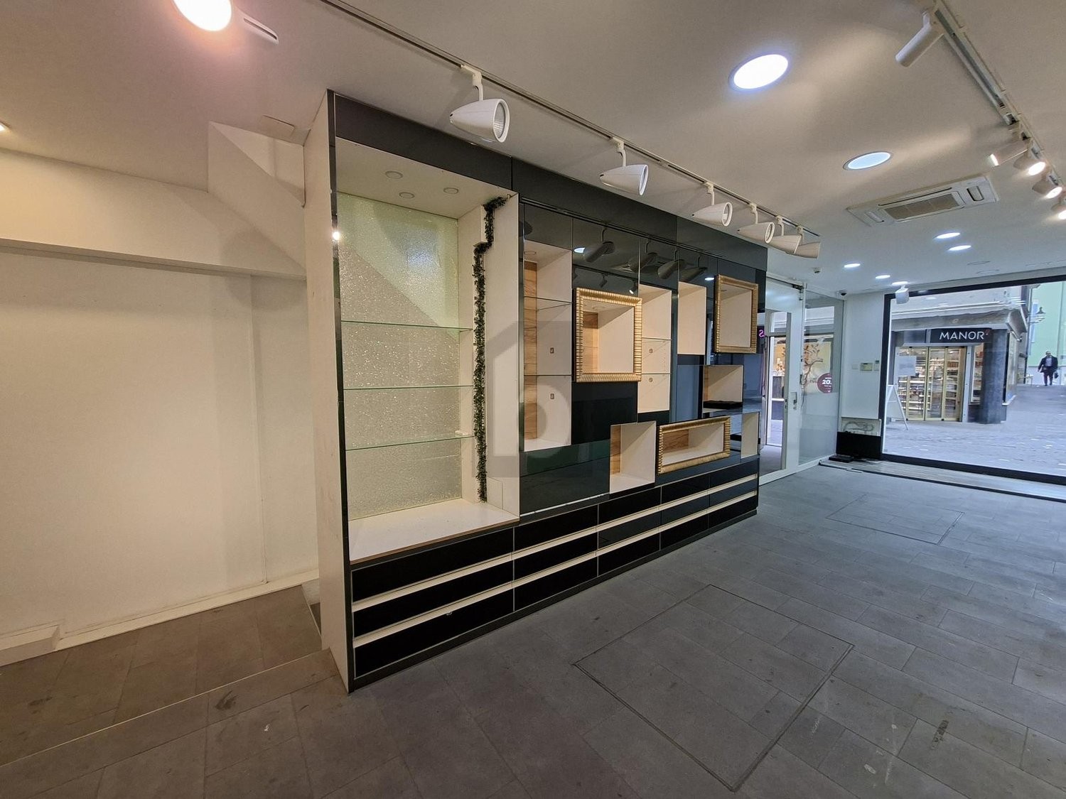 130m² shop