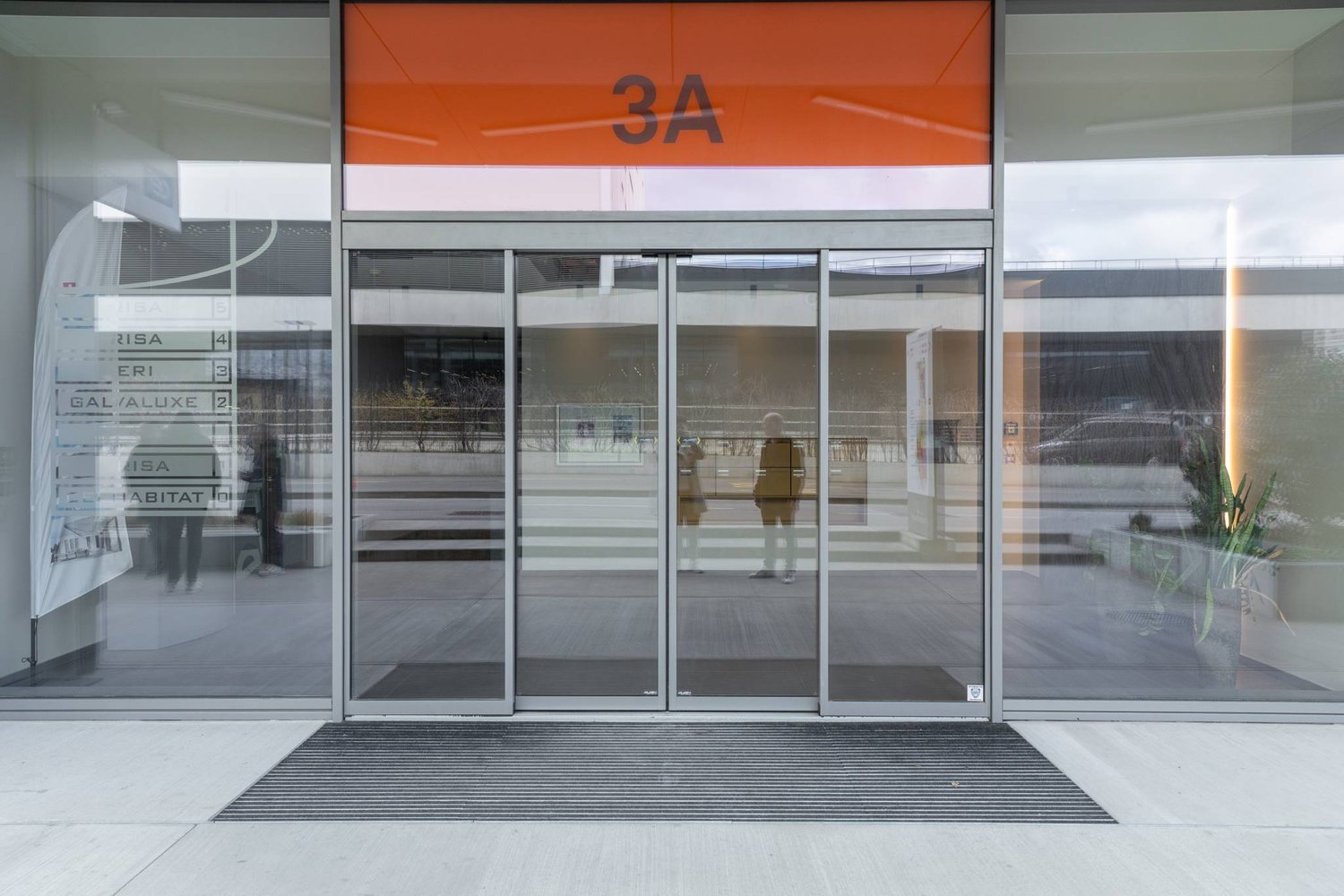 300m² office
