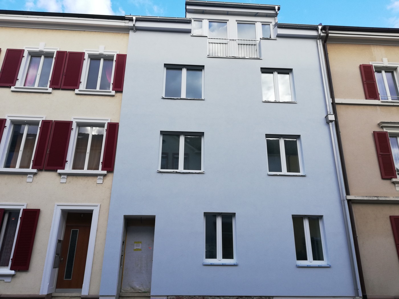 Gartenwohnung Neubau 2020, riscaldamento a pavimento, cucina moderna, zona living/pranzo con rivestimento in piastrelle, camere con rivestimento in parquet, piano terra con doccia, collegamento per lavatrice, giardino con posto a sedere di ca. 80 m2 ad uso esclusivo, via del quartiere tranquilla, vi
