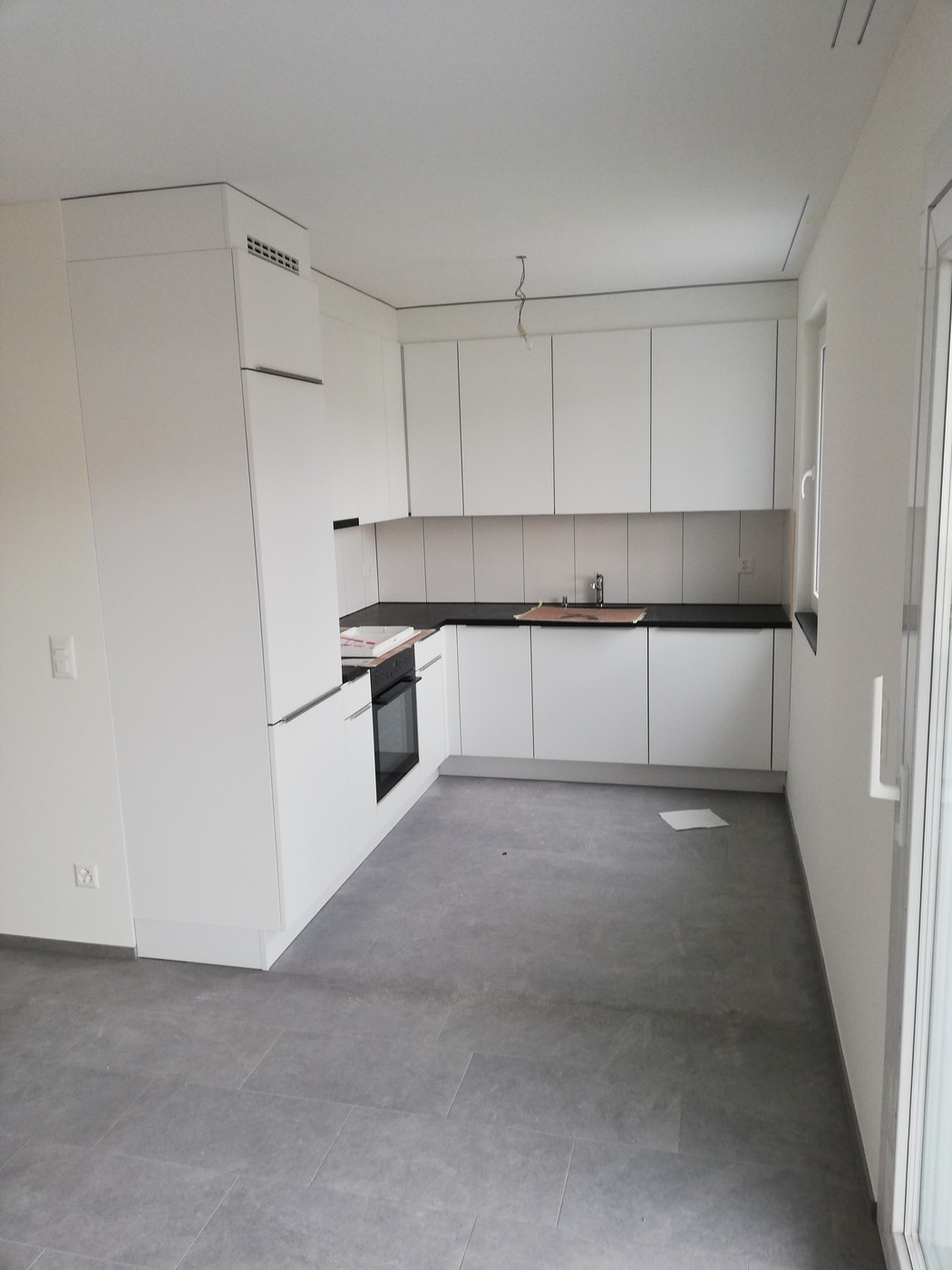 Gartenwohnung Neubau 2020, riscaldamento a pavimento, cucina moderna, zona living/pranzo con rivestimento in piastrelle, camere con rivestimento in parquet, piano terra con doccia, collegamento per lavatrice, giardino con posto a sedere di ca. 80 m2 ad uso esclusivo, via del quartiere tranquilla, vi