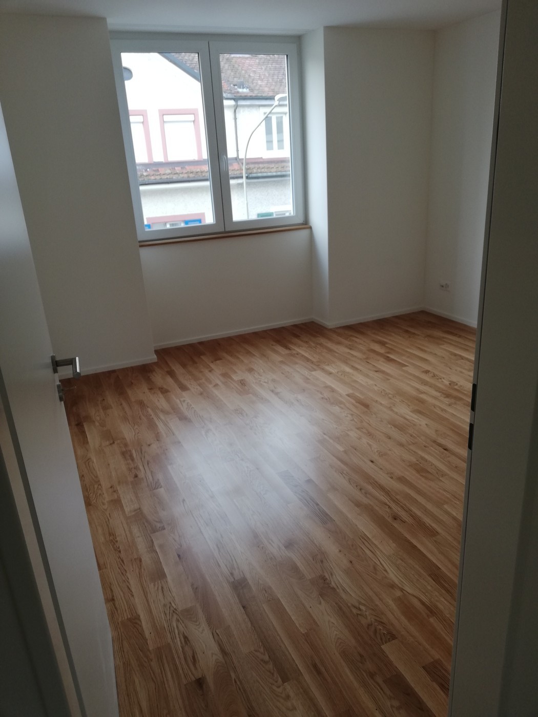 Gartenwohnung Neubau 2020, riscaldamento a pavimento, cucina moderna, zona living/pranzo con rivestimento in piastrelle, camere con rivestimento in parquet, piano terra con doccia, collegamento per lavatrice, giardino con posto a sedere di ca. 80 m2 ad uso esclusivo, via del quartiere tranquilla, vi