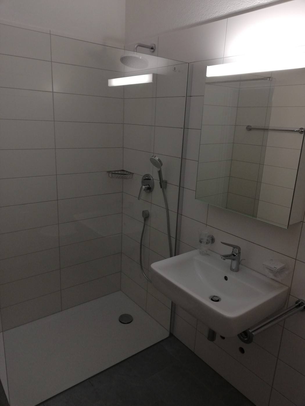 Gartenwohnung Neubau 2020, riscaldamento a pavimento, cucina moderna, zona living/pranzo con rivestimento in piastrelle, camere con rivestimento in parquet, piano terra con doccia, collegamento per lavatrice, giardino con posto a sedere di ca. 80 m2 ad uso esclusivo, via del quartiere tranquilla, vi