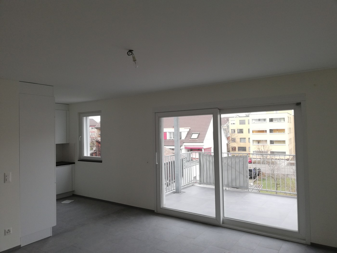 Gartenwohnung Neubau 2020, riscaldamento a pavimento, cucina moderna, zona living/pranzo con rivestimento in piastrelle, camere con rivestimento in parquet, piano terra con doccia, collegamento per lavatrice, giardino con posto a sedere di ca. 80 m2 ad uso esclusivo, via del quartiere tranquilla, vi