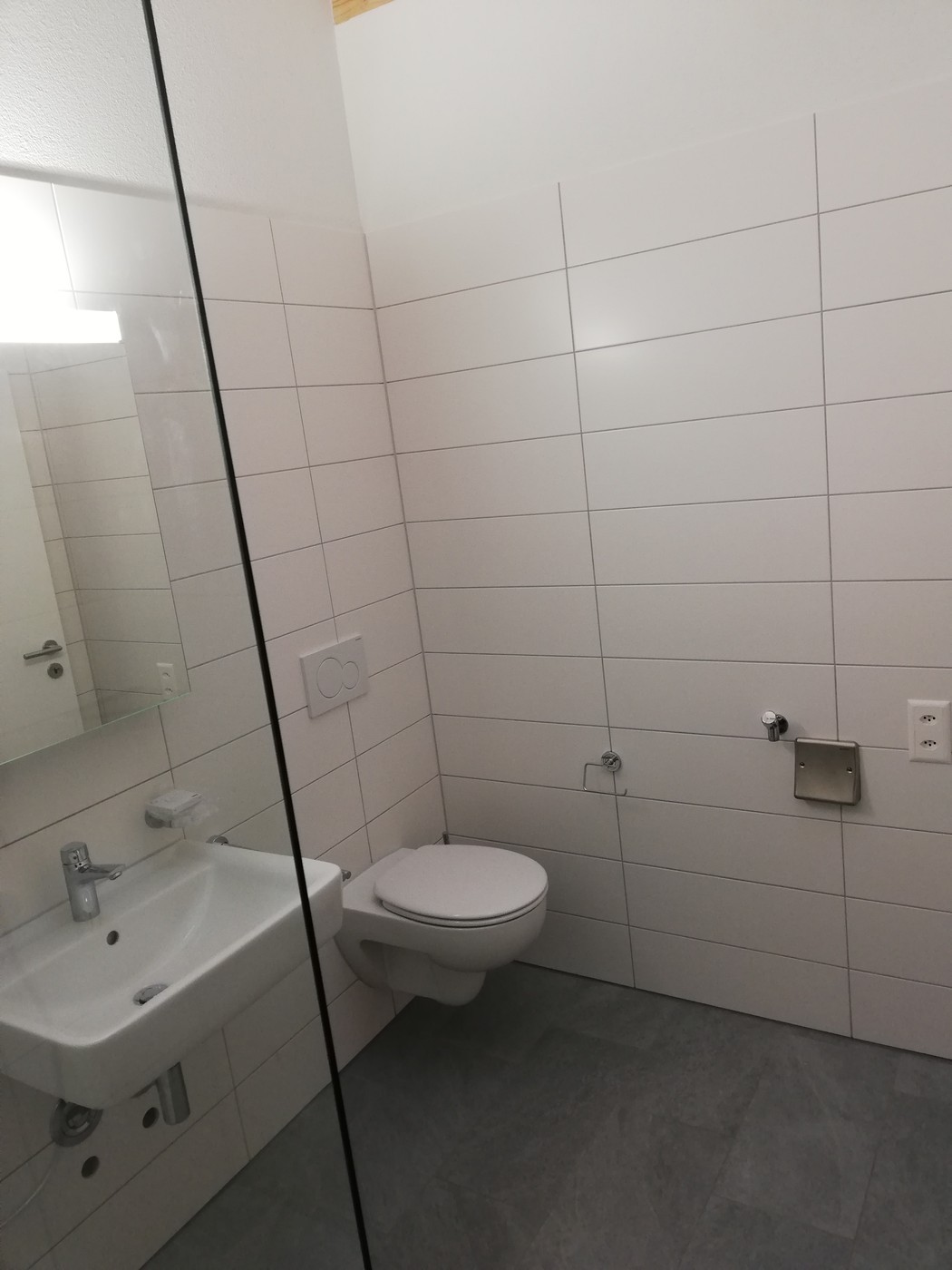 Gartenwohnung Neubau 2020, riscaldamento a pavimento, cucina moderna, zona living/pranzo con rivestimento in piastrelle, camere con rivestimento in parquet, piano terra con doccia, collegamento per lavatrice, giardino con posto a sedere di ca. 80 m2 ad uso esclusivo, via del quartiere tranquilla, vi