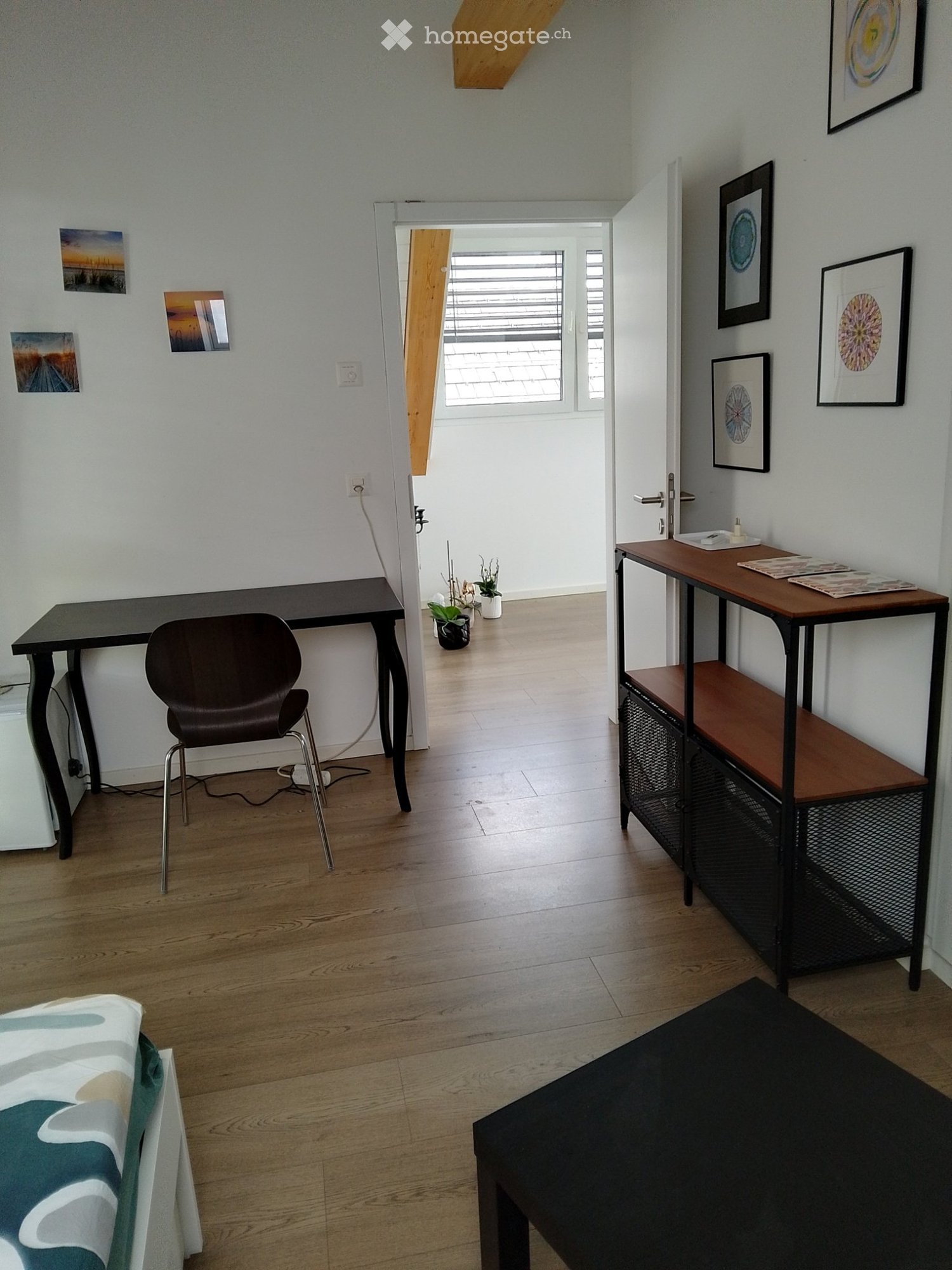 1-Zimmer-Einzelzimmer
Zimmer mit privatem Badezimmer zu vermieten in einem grossen Haus in der Cézille (nach Begnins). TV, WiFi und Kühlschrank im Zimmer. Bushaltestelle in 2 Min. entfernt, nach Gland Gare in 10 Min. Ein Parkplatz vor dem Haus. Küche: Es ist möglich, die Küche zu benutzen (nach Abs, Foto 2 von 4