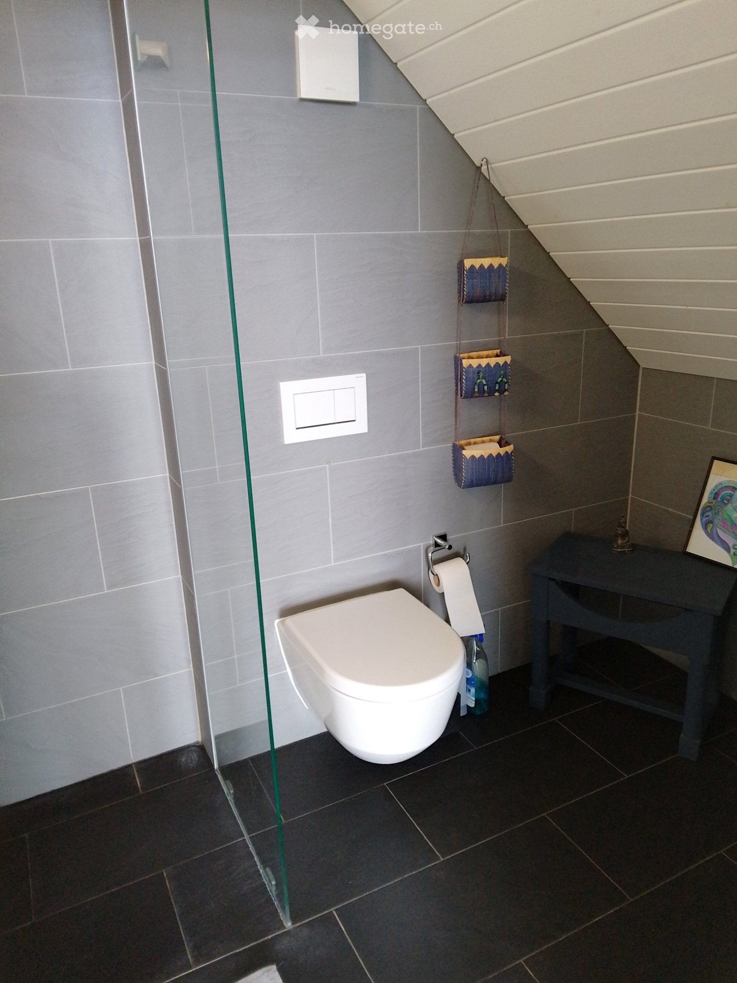 1-Zimmer-Einzelzimmer
Zimmer mit privatem Badezimmer zu vermieten in einem grossen Haus in der Cézille (nach Begnins). TV, WiFi und Kühlschrank im Zimmer. Bushaltestelle in 2 Min. entfernt, nach Gland Gare in 10 Min. Ein Parkplatz vor dem Haus. Küche: Es ist möglich, die Küche zu benutzen (nach Abs, Foto 4 von 4