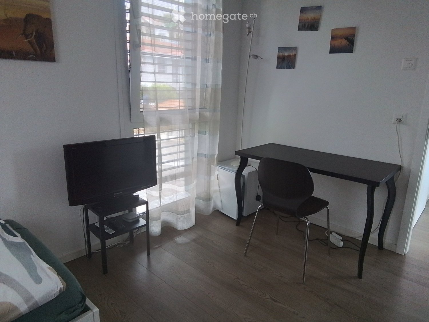 1-Zimmer-Einzelzimmer
Zimmer mit privatem Badezimmer zu vermieten in einem grossen Haus in der Cézille (nach Begnins). TV, WiFi und Kühlschrank im Zimmer. Bushaltestelle in 2 Min. entfernt, nach Gland Gare in 10 Min. Ein Parkplatz vor dem Haus. Küche: Es ist möglich, die Küche zu benutzen (nach Abs, Foto 3 von 4