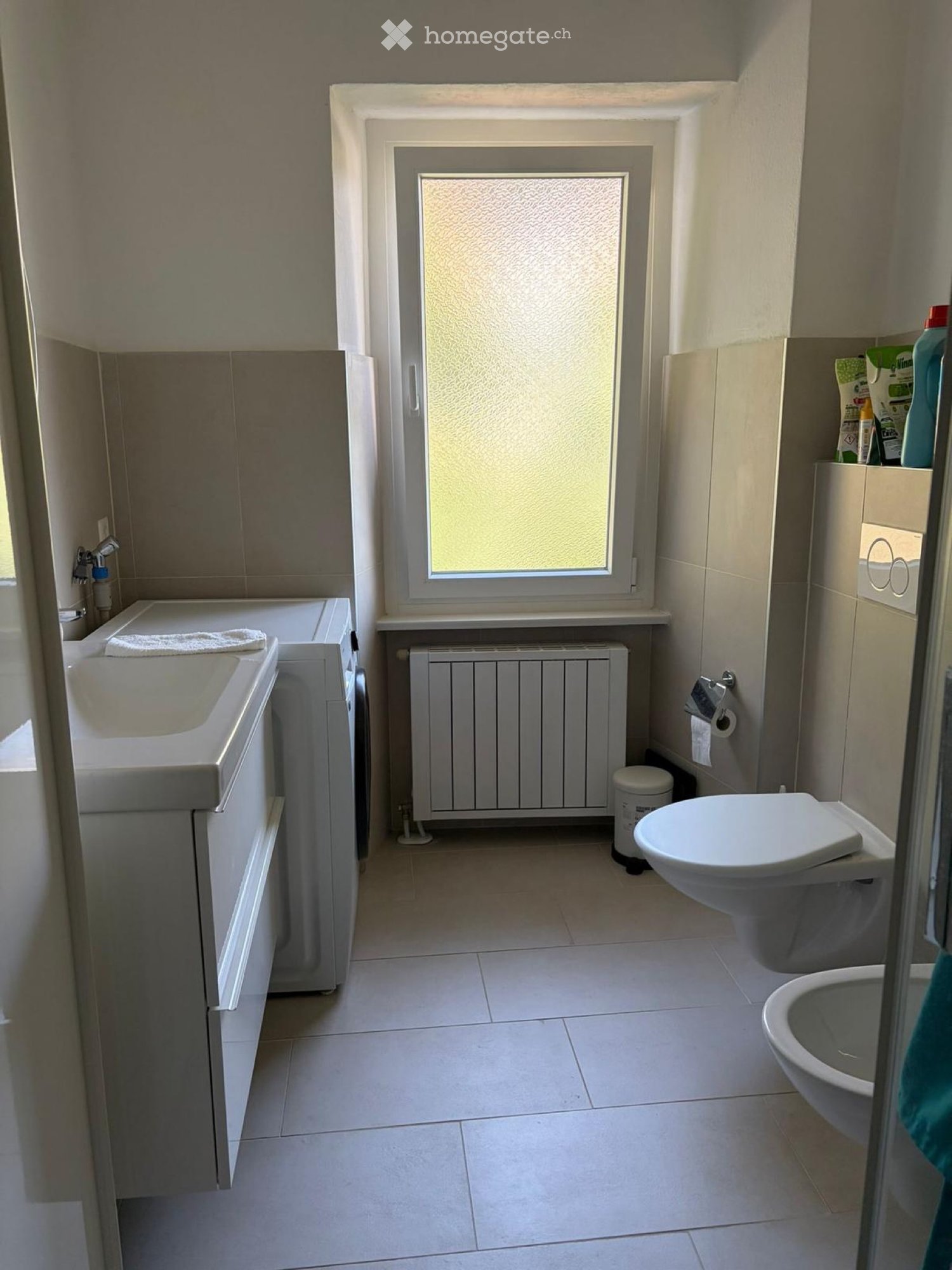 3-Zimmer-Wohnung
Apartment in Serocca(Agno) im zweiten und letzten Stock.
Parkplatz und Keller inklusive, Möglichkeit für eine private Waschmaschine.
Verfügbar ab 1/12/2026