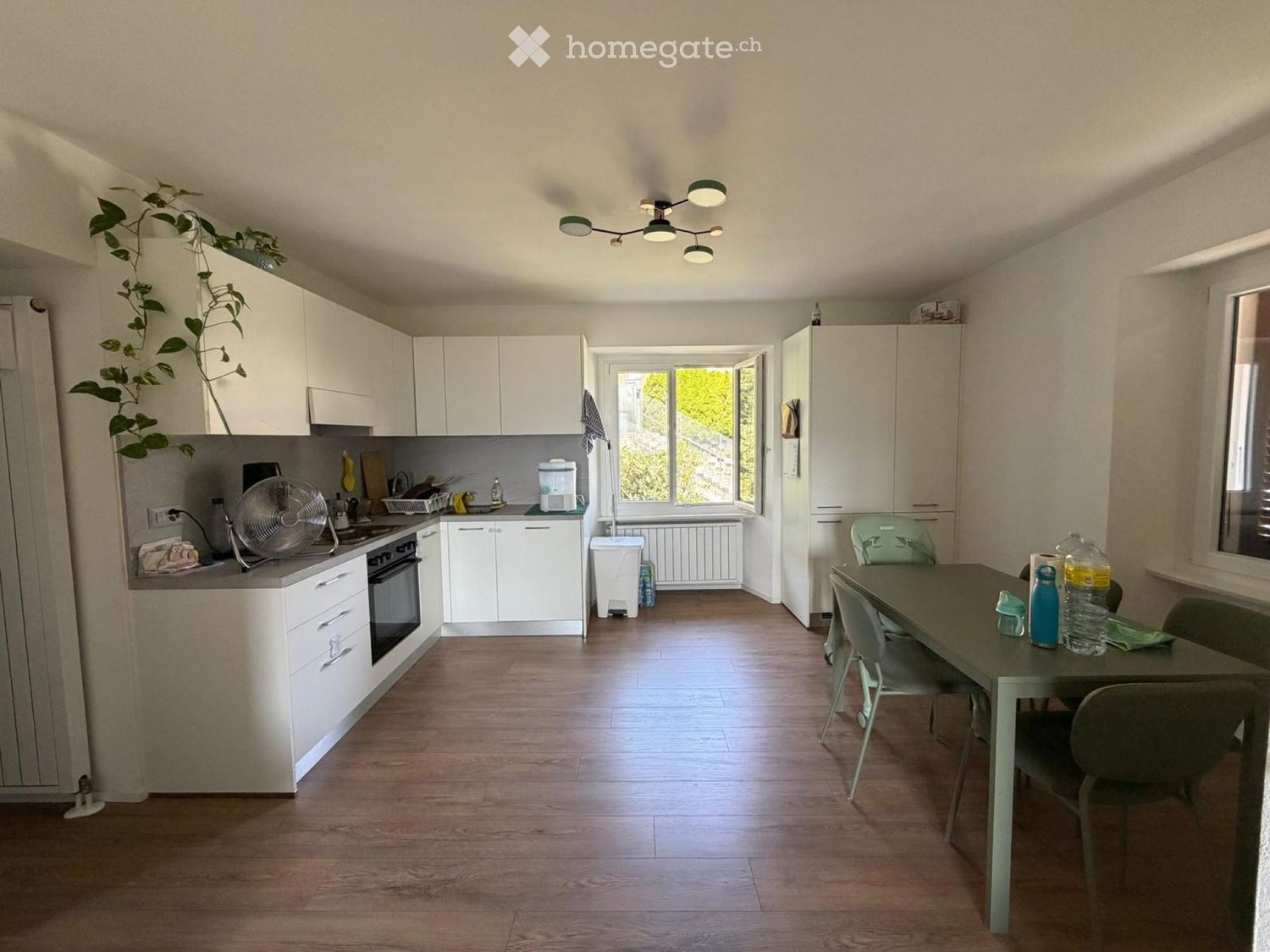 3-Zimmer-Wohnung
Apartment in Serocca(Agno) im zweiten und letzten Stock.
Parkplatz und Keller inklusive, Möglichkeit für eine private Waschmaschine.
Verfügbar ab 1/12/2026