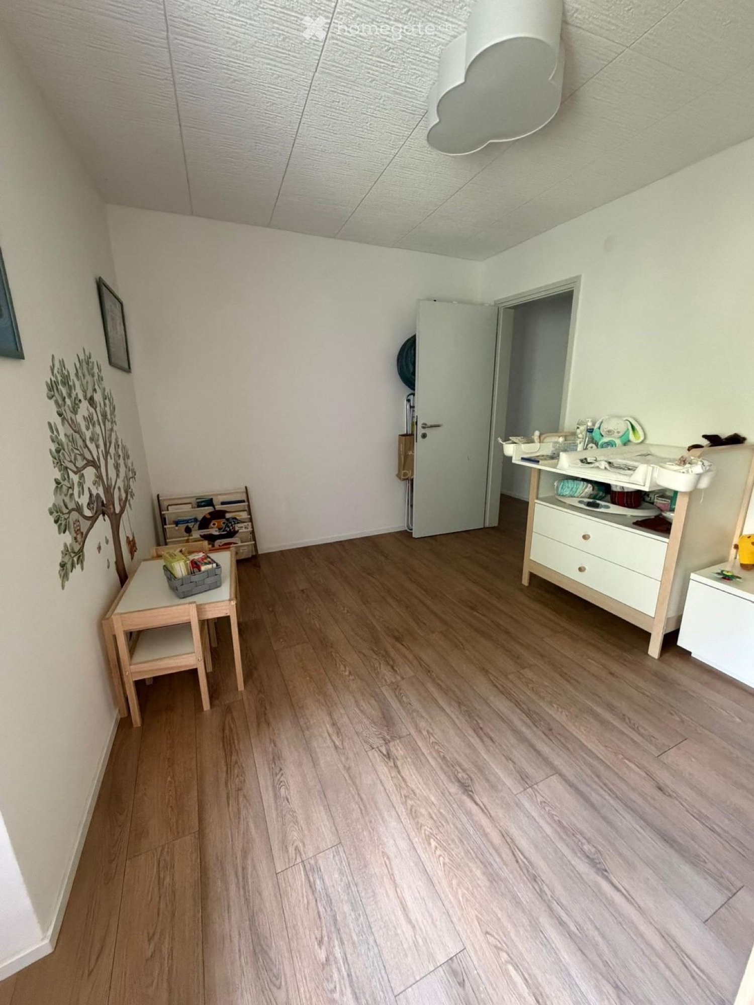 3-Zimmer-Wohnung
Apartment in Serocca(Agno) im zweiten und letzten Stock.
Parkplatz und Keller inklusive, Möglichkeit für eine private Waschmaschine.
Verfügbar ab 1/12/2026