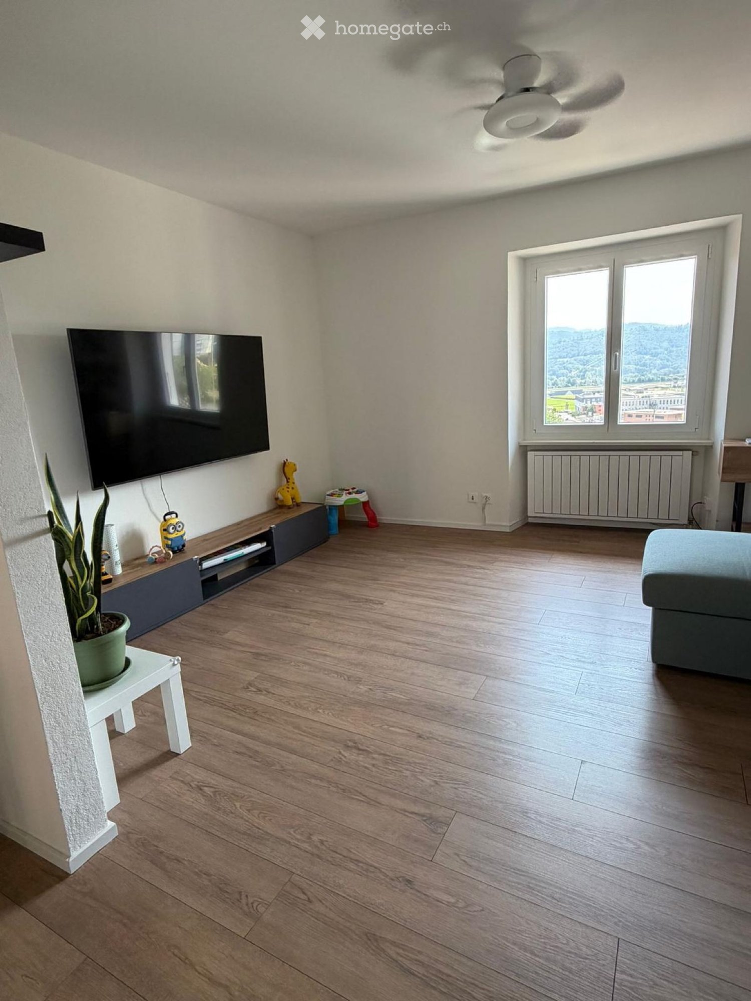 3-Zimmer-Wohnung
Apartment in Serocca(Agno) im zweiten und letzten Stock.
Parkplatz und Keller inklusive, Möglichkeit für eine private Waschmaschine.
Verfügbar ab 1/12/2026