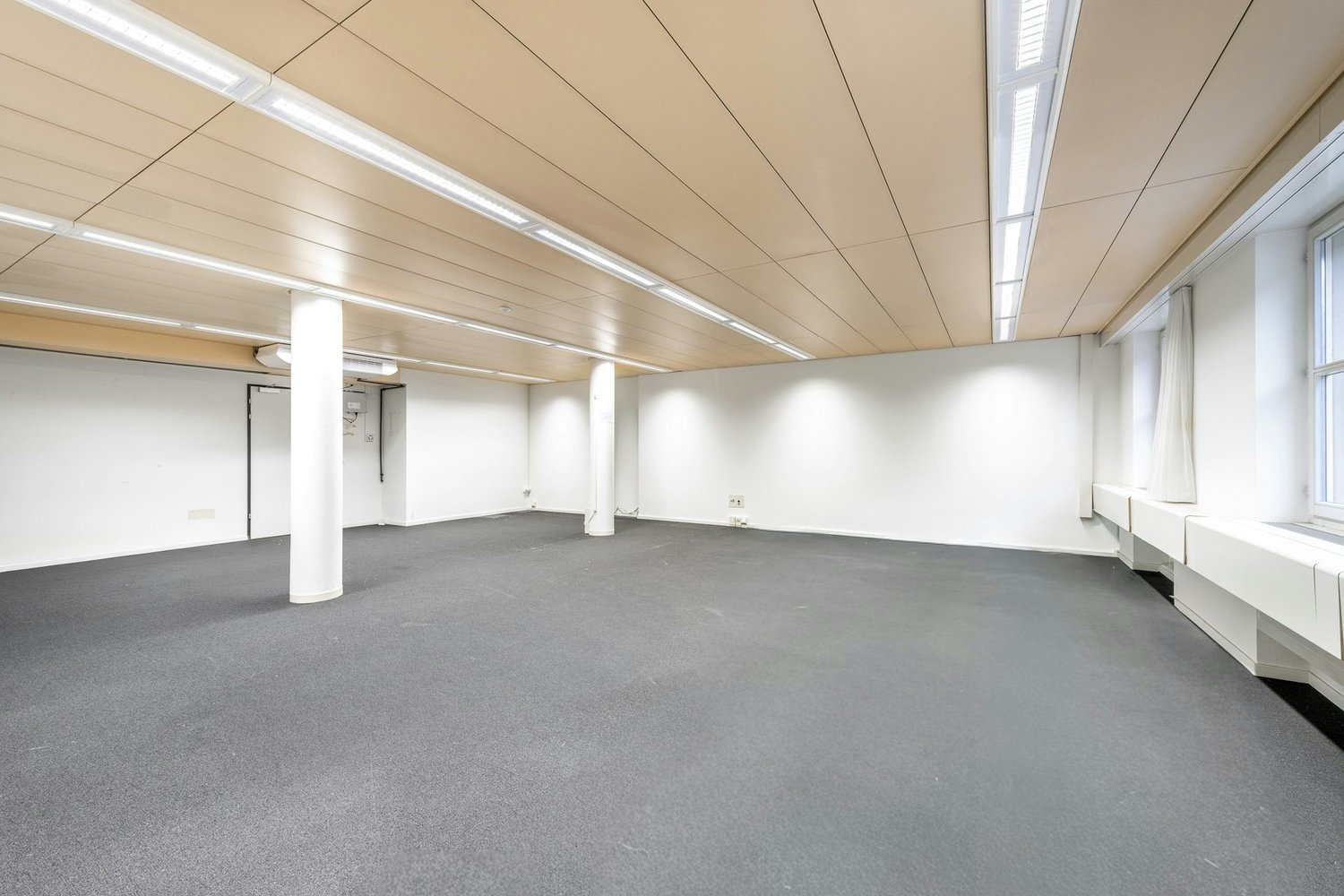 100m² office