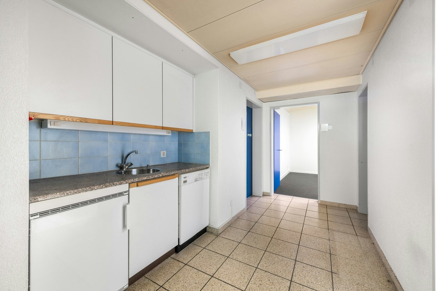 100m² office