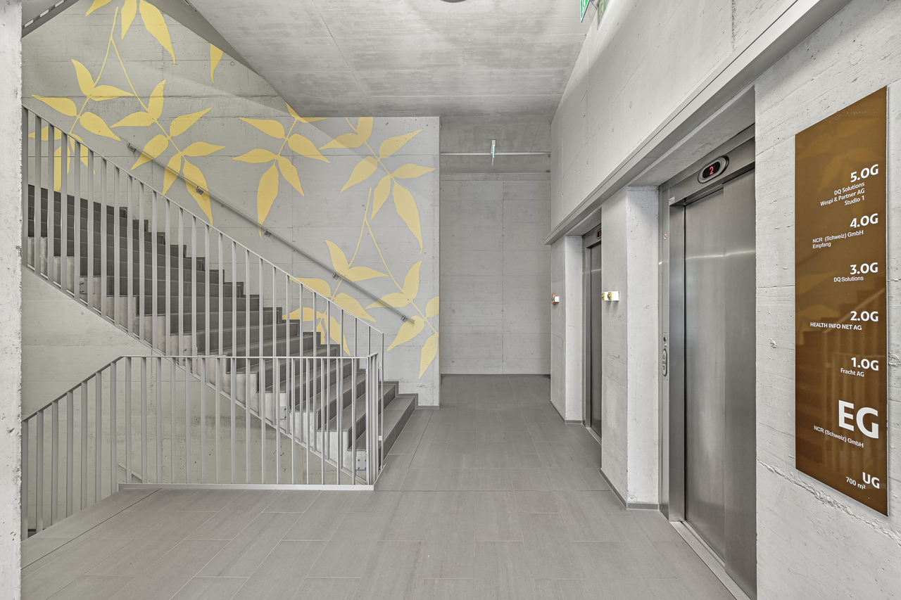 912m² office
