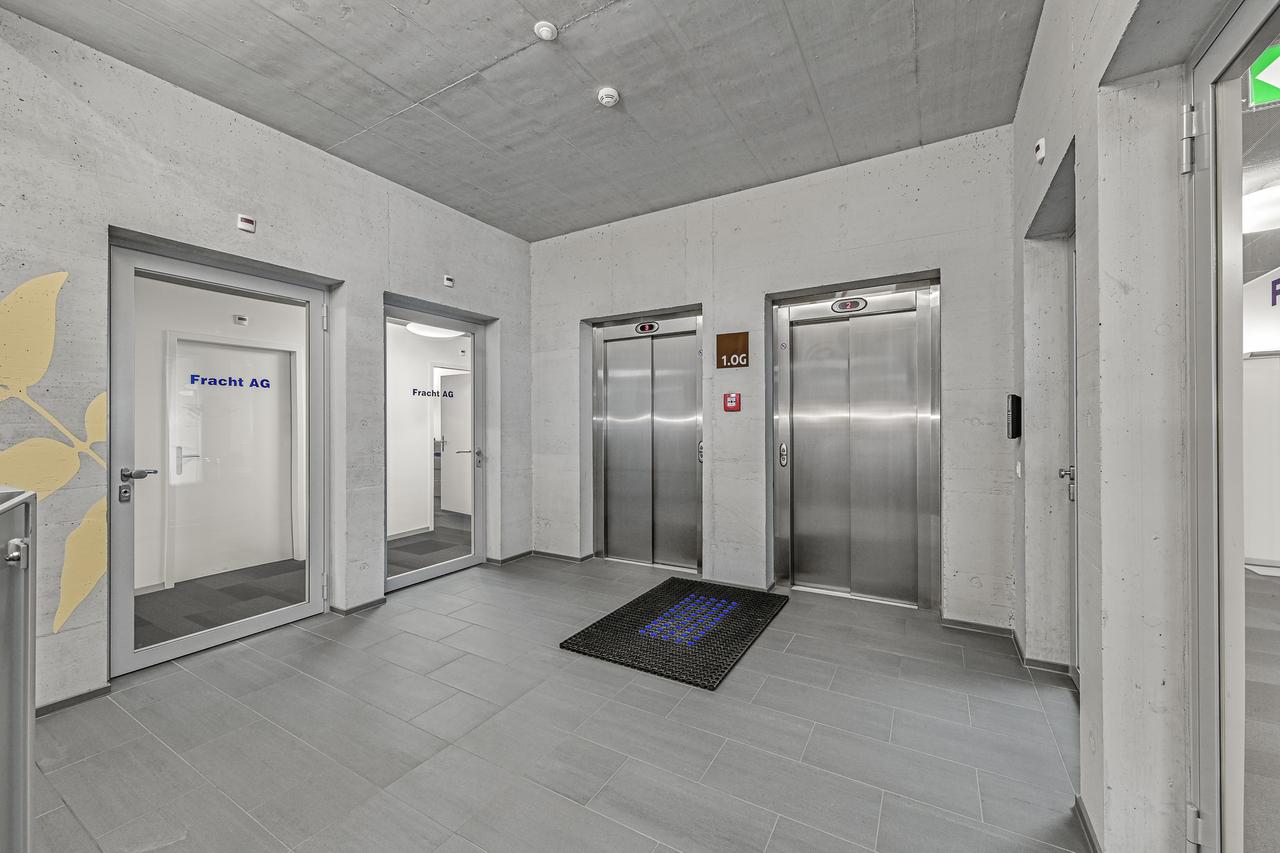912m² office