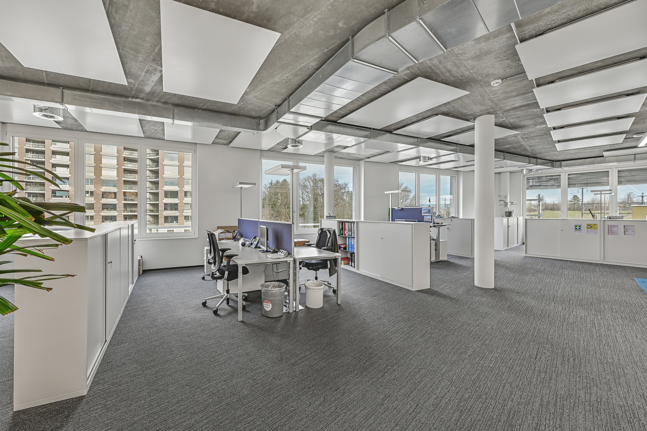 912m² office