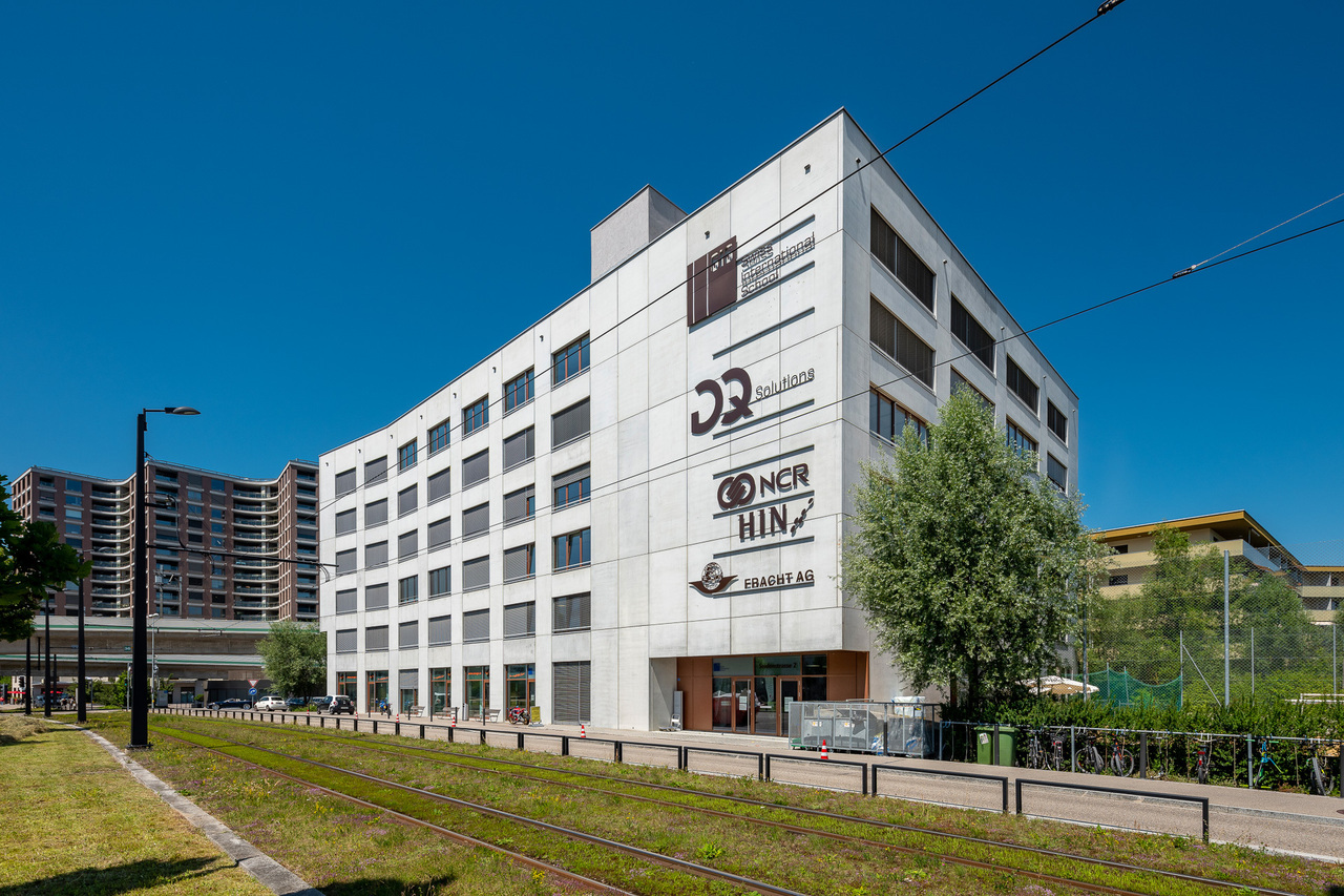 912m² office