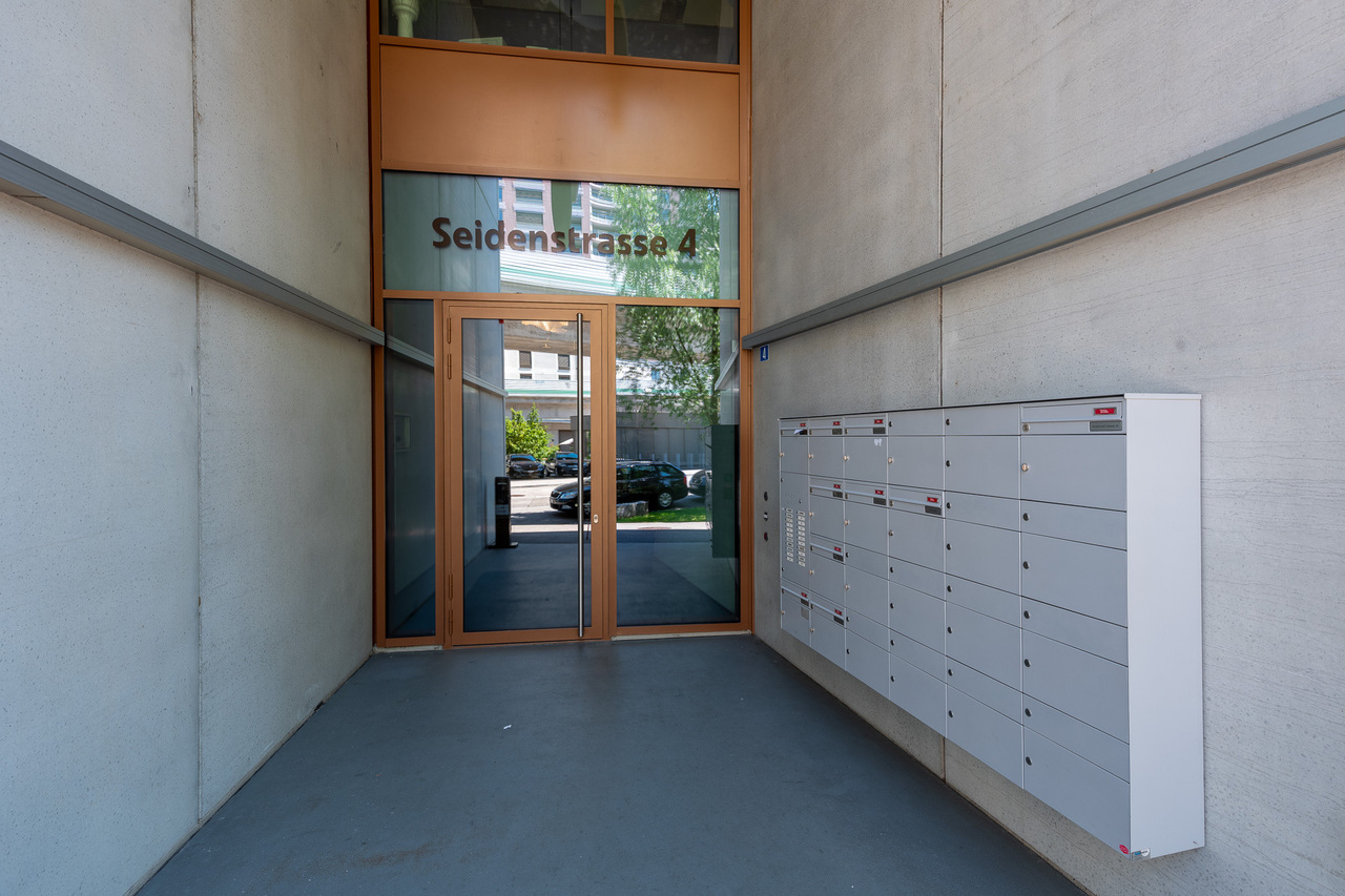 912m² office