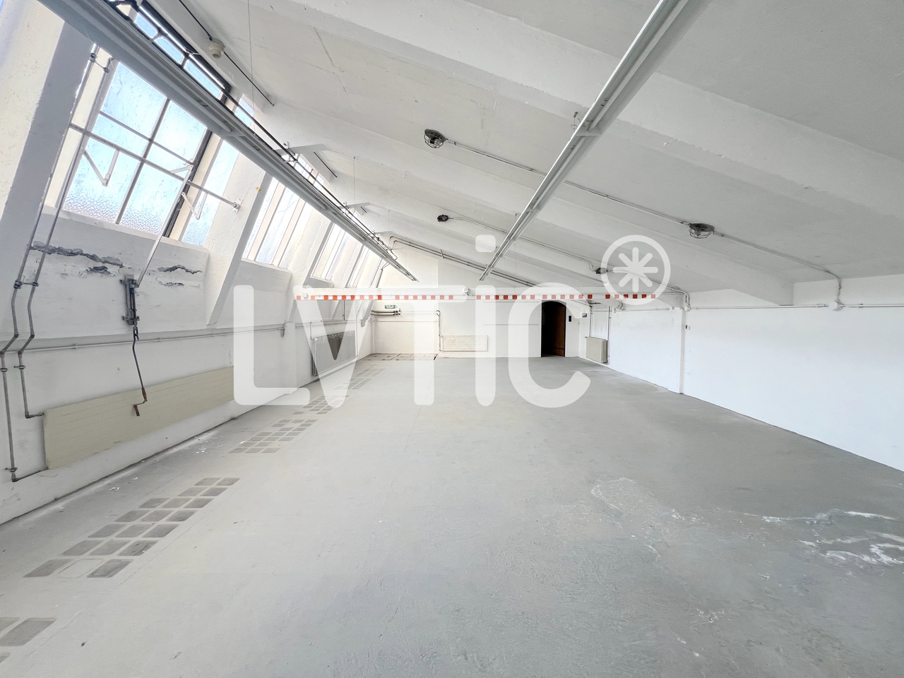 712m² storage room, Foto 1 von 8