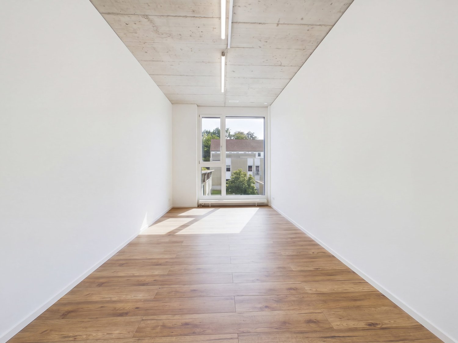 136m² commercial