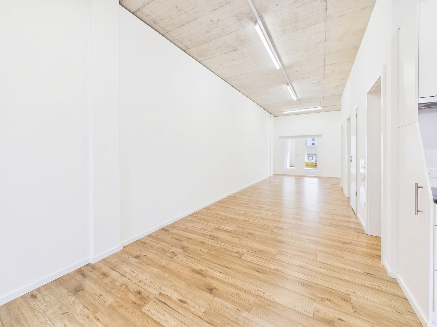 136m² commercial