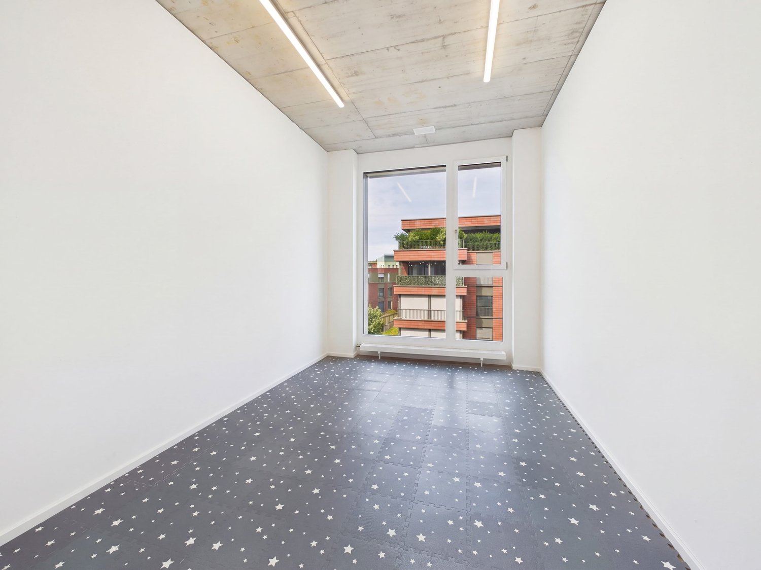 136m² commercial