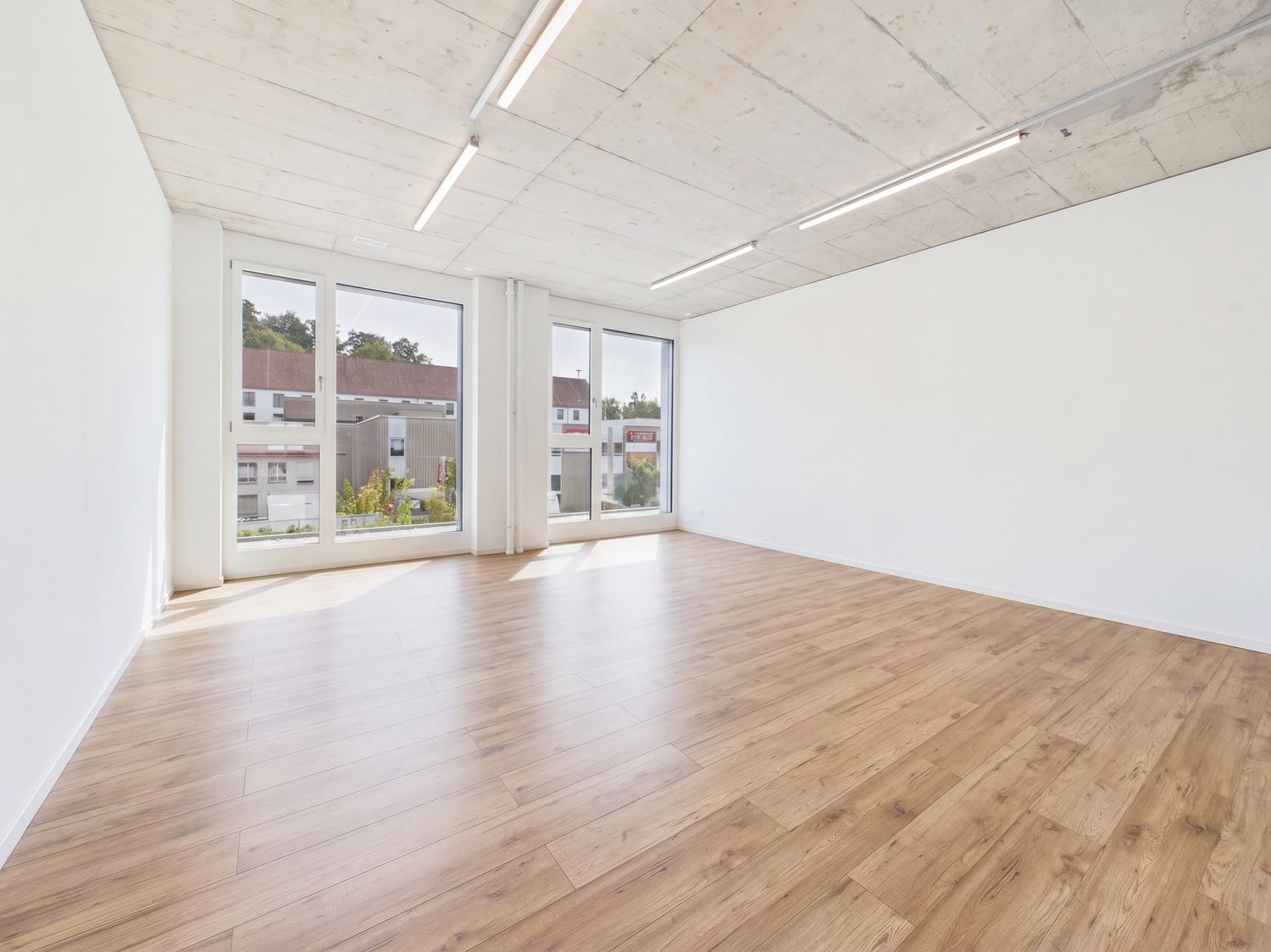 136m² commercial