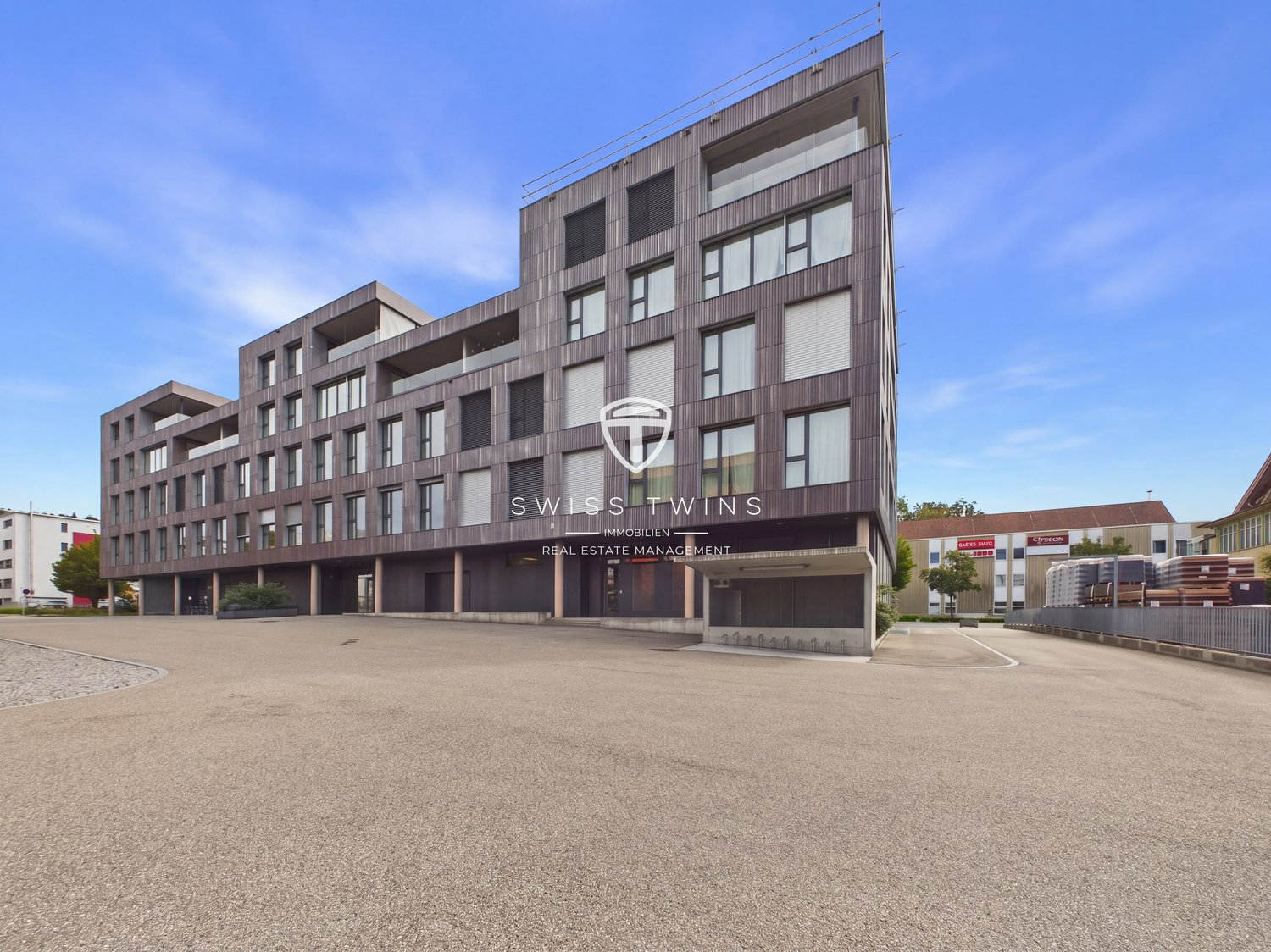 136m² commercial