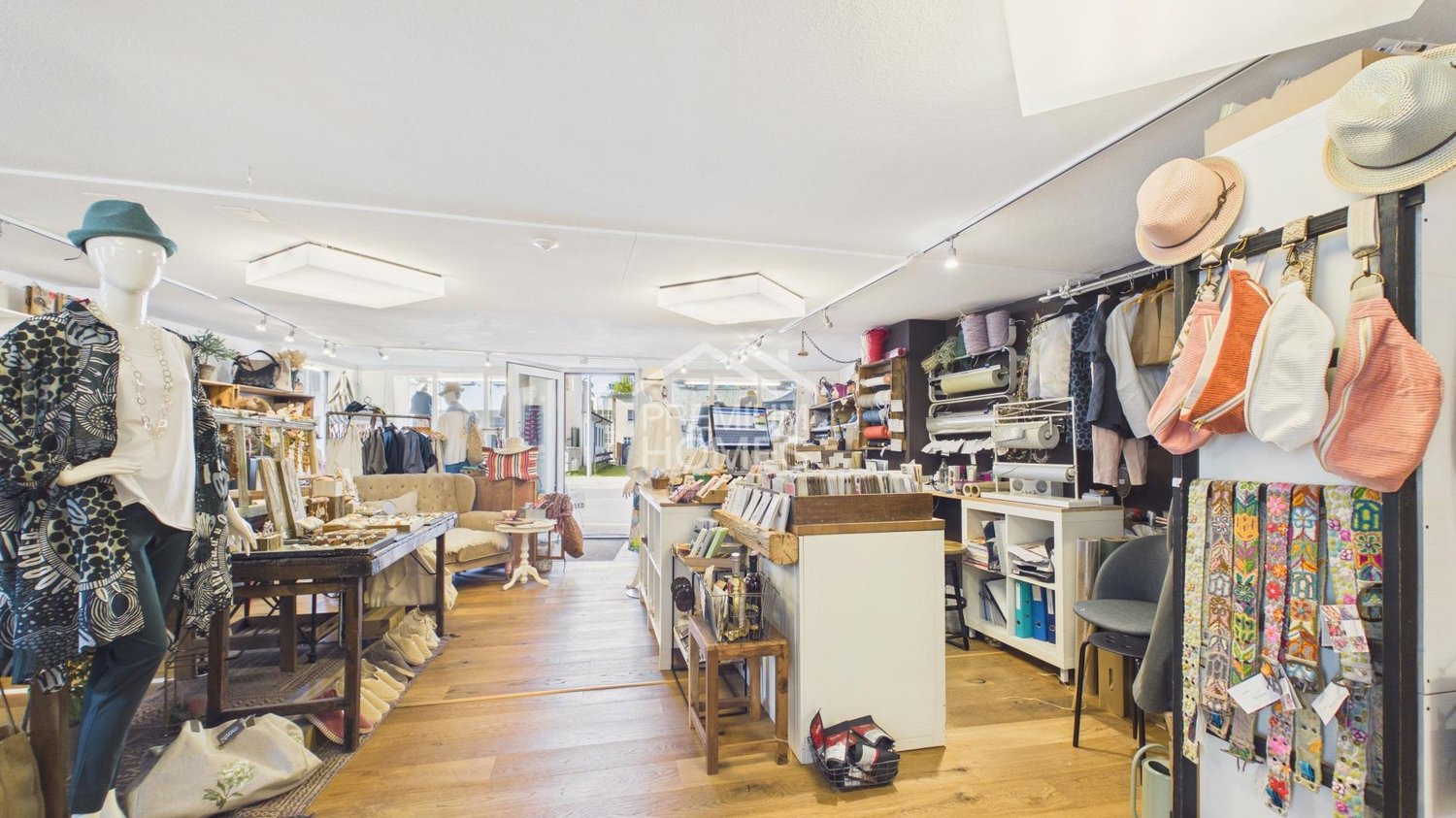 140m² commercial