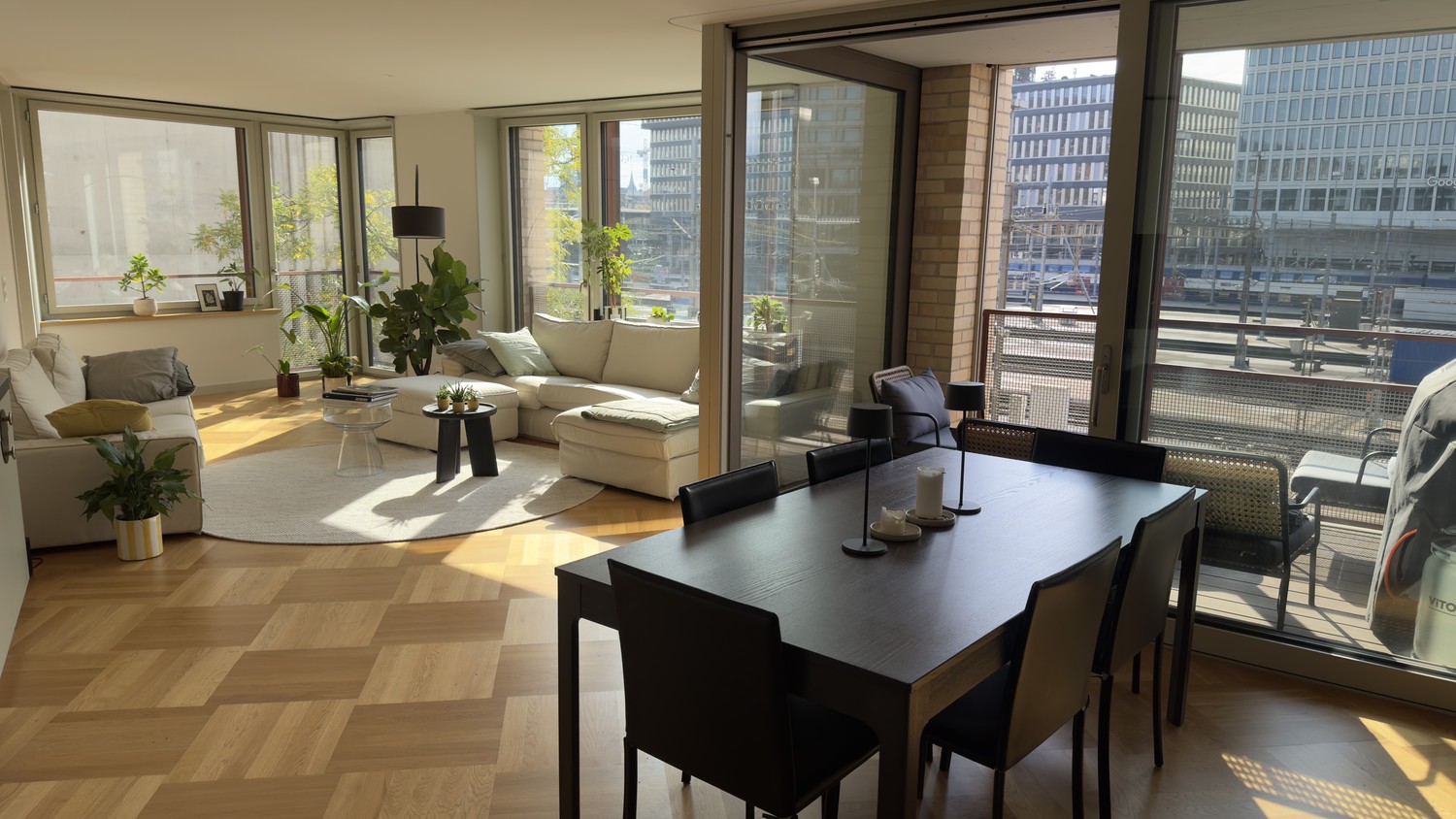 Stanza in un appartamento condiviso

Subaffitto la mia stanza in un moderno appartamento di 3.5 locali (costruito nel 2019) in Zollstrasse 37, 8005 Zurigo.

Date: da gennaio a febbraio, con una certa flessibilità: possibile trasloco in entrata da fine dicembre, trasloco in uscita entro il 10 marzo a