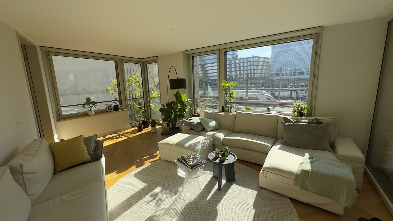 Stanza in un appartamento condiviso

Subaffitto la mia stanza in un moderno appartamento di 3.5 locali (costruito nel 2019) in Zollstrasse 37, 8005 Zurigo.

Date: da gennaio a febbraio, con una certa flessibilità: possibile trasloco in entrata da fine dicembre, trasloco in uscita entro il 10 marzo a