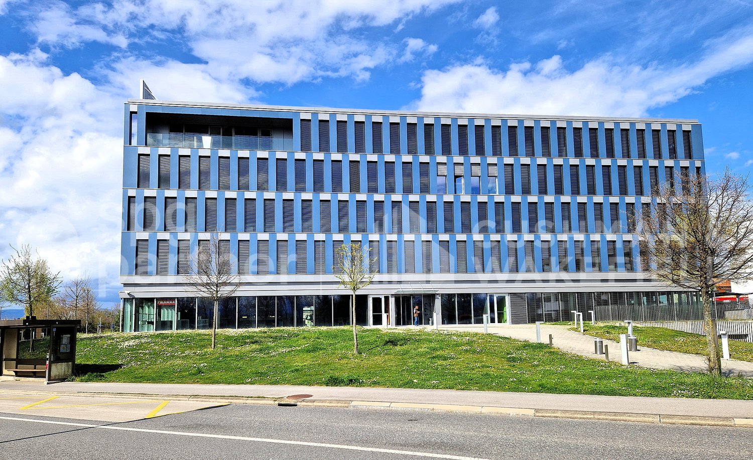 424m² Büro","description":"Bürofläche von 424 m² im 3. Stock in einem Minergie-Gebäude, nur wenige Schritte von der EPFL und der UNIL entfernt, gelegen an der Kantonsstrasse, in unmittelbarer Nähe zum Seeufer und der Venoge:   


  * Perfekt unterhaltene Fläche 
  * Abgeschlossene Büros mit grossen 