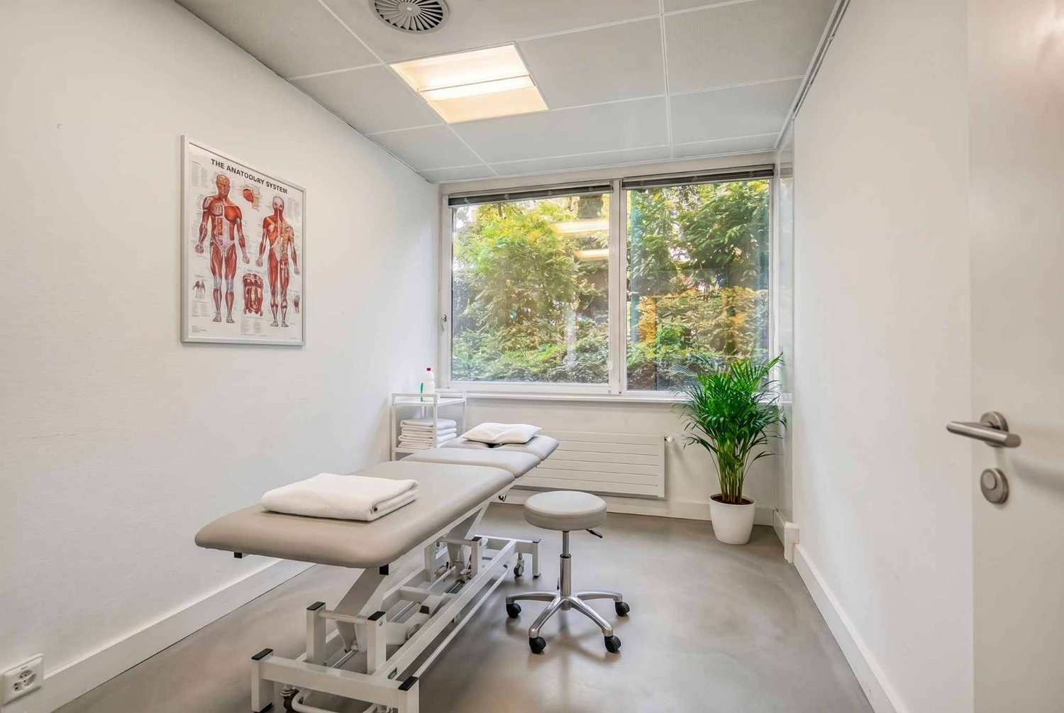 395m² Büro","description":"Gelegen im Erdgeschoss einer kleinen Stockwerkeigentümergemeinschaft (PPE), ist dieses 395 m² grosse Los in zwei Teile teilbar. 

Es bietet helle Räumlichkeiten sowie geschlossene Bereiche für Nebentätigkeiten und verfügt über eine Cafeteria sowie WC mit Dusche. 

Umgeben 