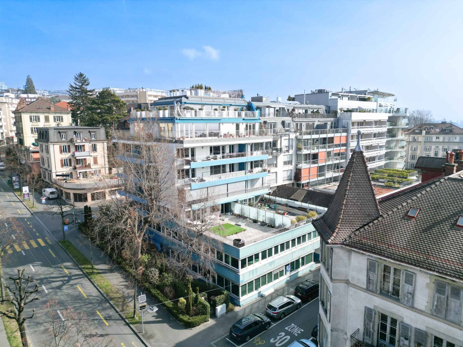 395m² Büro","description":"Gelegen im Erdgeschoss einer kleinen Stockwerkeigentümergemeinschaft (PPE), ist dieses 395 m² grosse Los in zwei Teile teilbar. 

Es bietet helle Räumlichkeiten sowie geschlossene Bereiche für Nebentätigkeiten und verfügt über eine Cafeteria sowie WC mit Dusche. 

Umgeben 