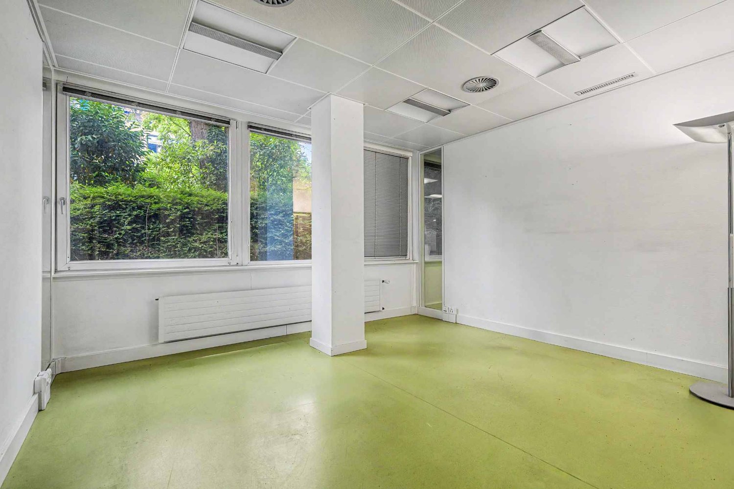 395m² Büro","description":"Gelegen im Erdgeschoss einer kleinen Stockwerkeigentümergemeinschaft (PPE), ist dieses 395 m² grosse Los in zwei Teile teilbar. 

Es bietet helle Räumlichkeiten sowie geschlossene Bereiche für Nebentätigkeiten und verfügt über eine Cafeteria sowie WC mit Dusche. 

Umgeben 