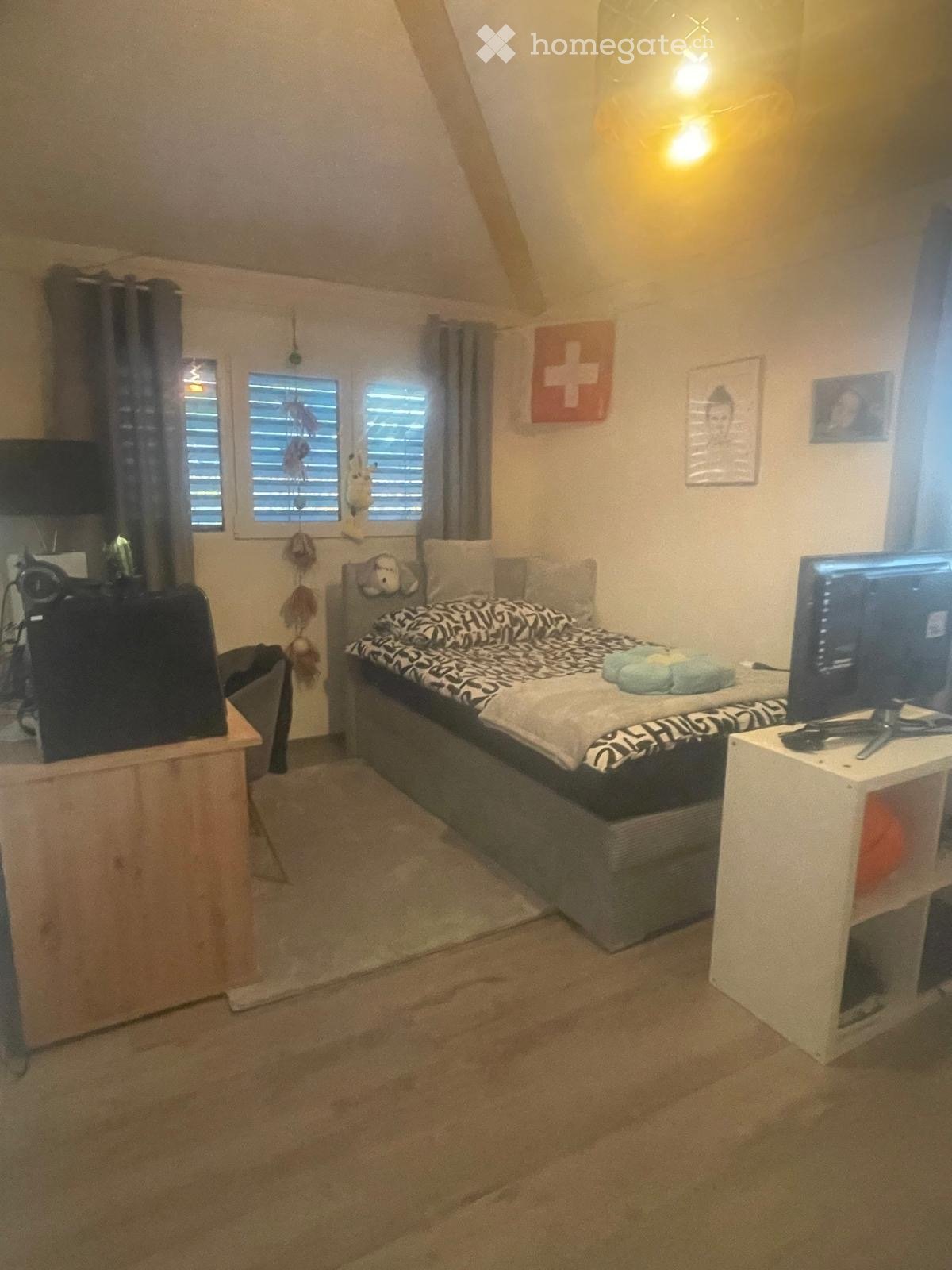 5 ½ Zimmer Einfamilienhaus
Haus zur Miete in einer privilegierten Umgebung
Erdgeschoss:
Eingang mit Garderobenbereich, grosses Wohnzimmer, offene Küche, Büro und Gäste-WC.
Obergeschoss:
Drei Schlafzimmer und zwei Badezimmer.
Untergeschoss:
Technikraum, Keller und Waschküche.
Für weitere Informa, Foto 3 von 4