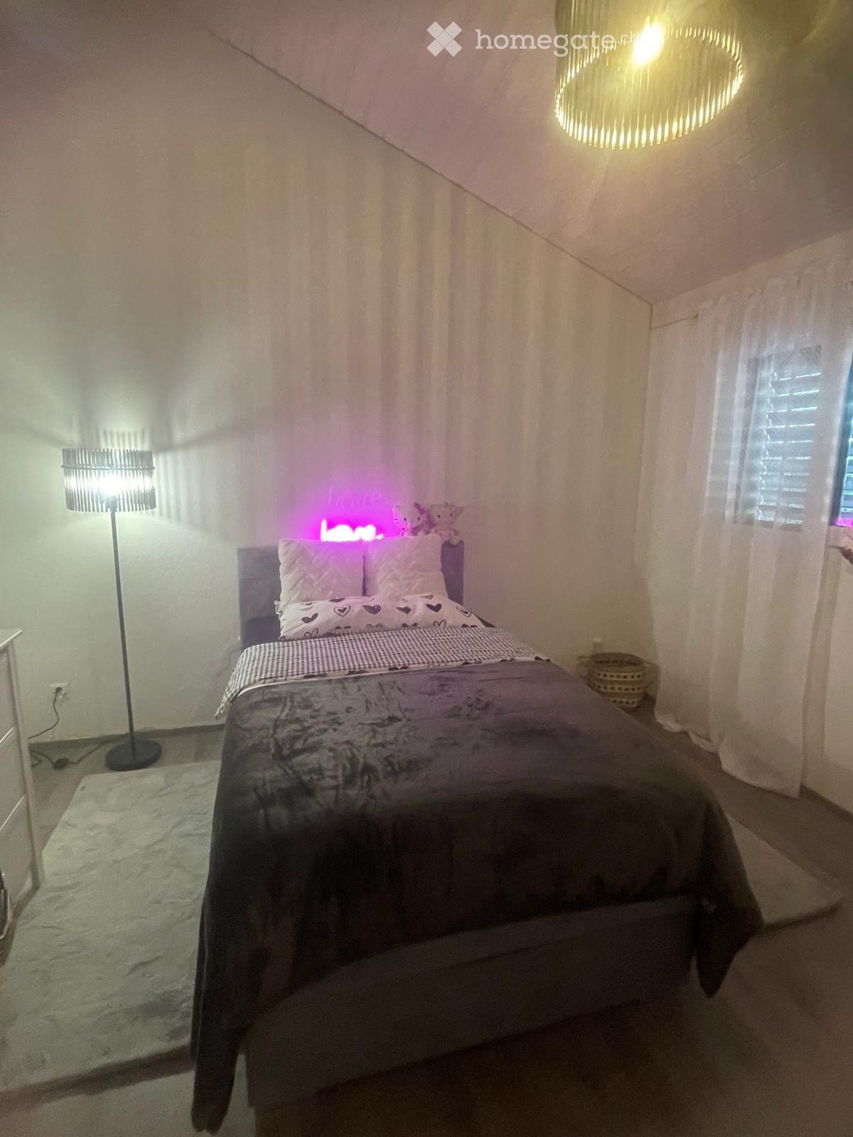 5 ½ Zimmer Einfamilienhaus
Haus zur Miete in einer privilegierten Umgebung
Erdgeschoss:
Eingang mit Garderobenbereich, grosses Wohnzimmer, offene Küche, Büro und Gäste-WC.
Obergeschoss:
Drei Schlafzimmer und zwei Badezimmer.
Untergeschoss:
Technikraum, Keller und Waschküche.
Für weitere Informa, Foto 4 von 4