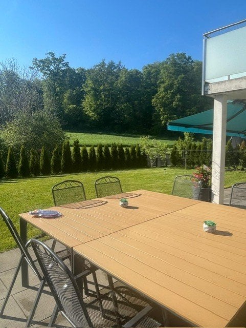 5 ½ Zimmer Einfamilienhaus
Haus zur Miete in einer privilegierten Umgebung
Erdgeschoss:
Eingang mit Garderobenbereich, grosses Wohnzimmer, offene Küche, Büro und Gäste-WC.
Obergeschoss:
Drei Schlafzimmer und zwei Badezimmer.
Untergeschoss:
Technikraum, Keller und Waschküche.
Für weitere Informa, Foto 2 von 4
