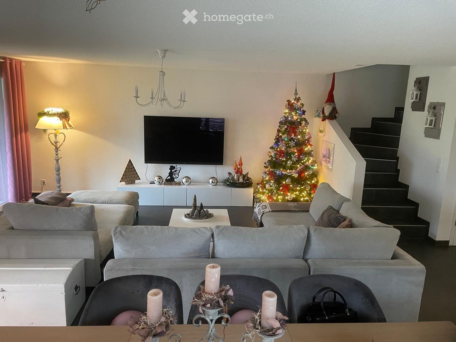 5 ½ Zimmer Einfamilienhaus
Haus zur Miete in einer privilegierten Umgebung
Erdgeschoss:
Eingang mit Garderobenbereich, grosses Wohnzimmer, offene Küche, Büro und Gäste-WC.
Obergeschoss:
Drei Schlafzimmer und zwei Badezimmer.
Untergeschoss:
Technikraum, Keller und Waschküche.
Für weitere Informa, Foto 1 von 4