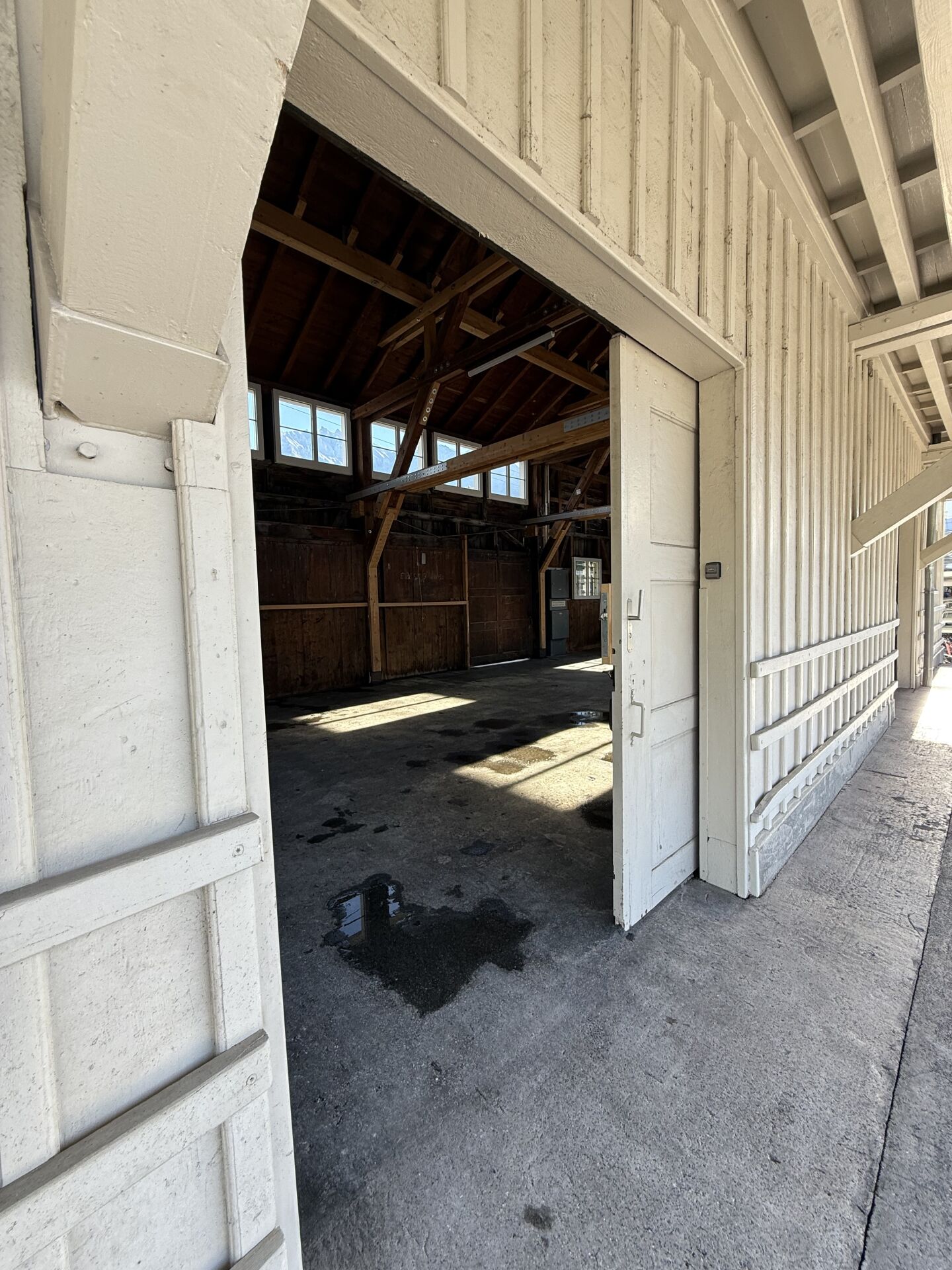 140m² storage room