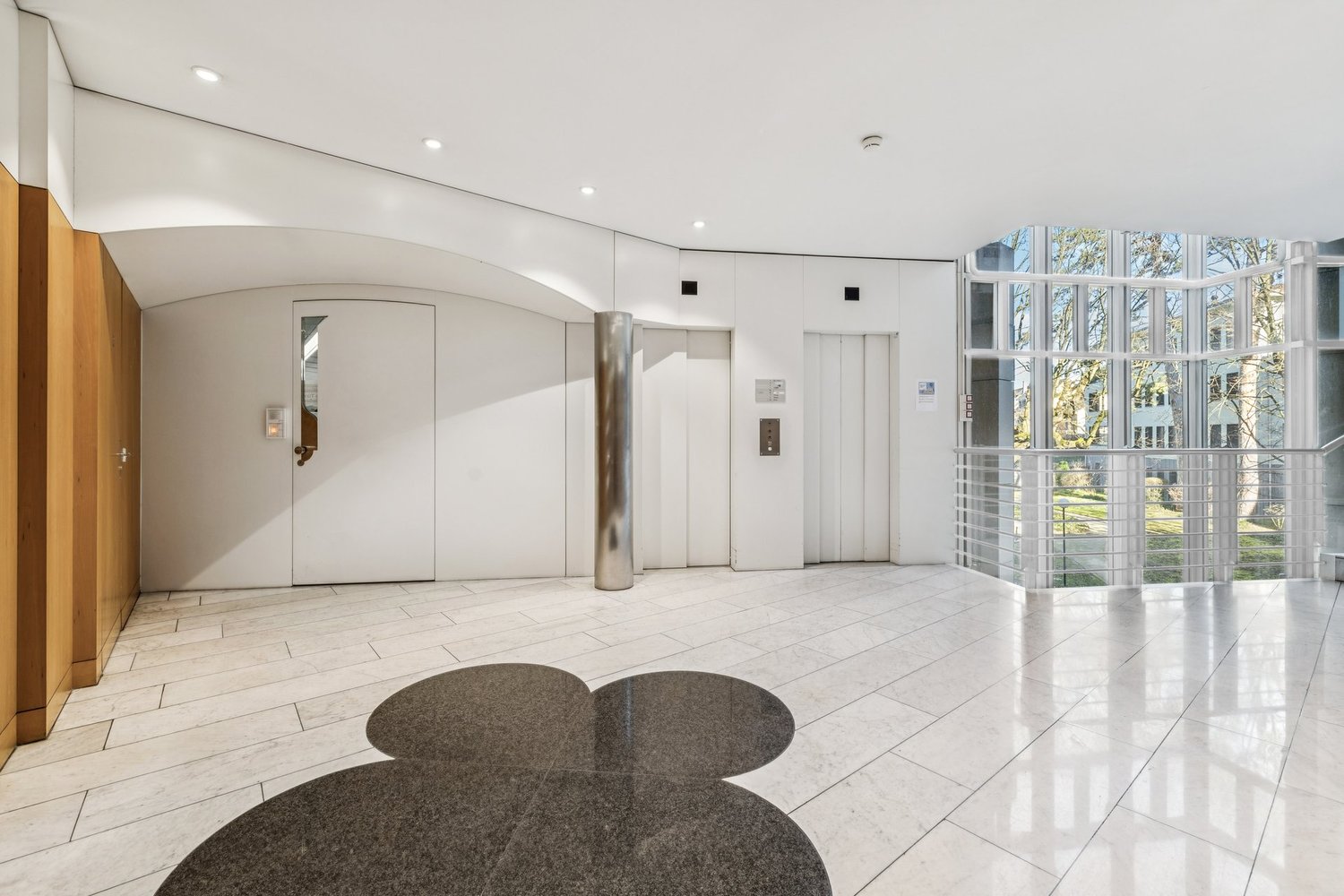 526m² office