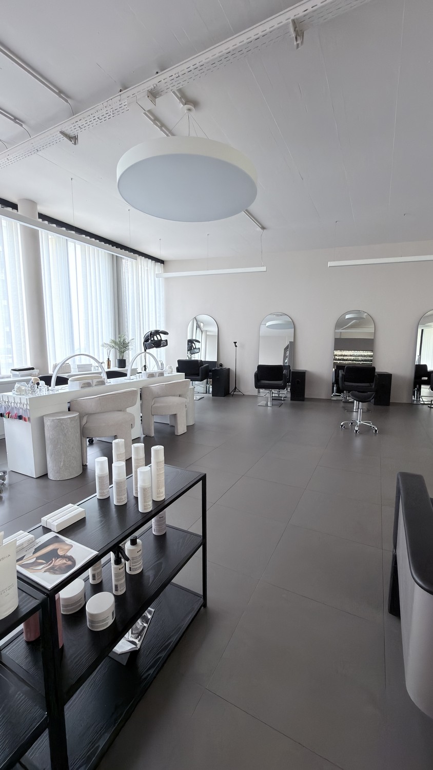 Commercial, Foto 1 von 7