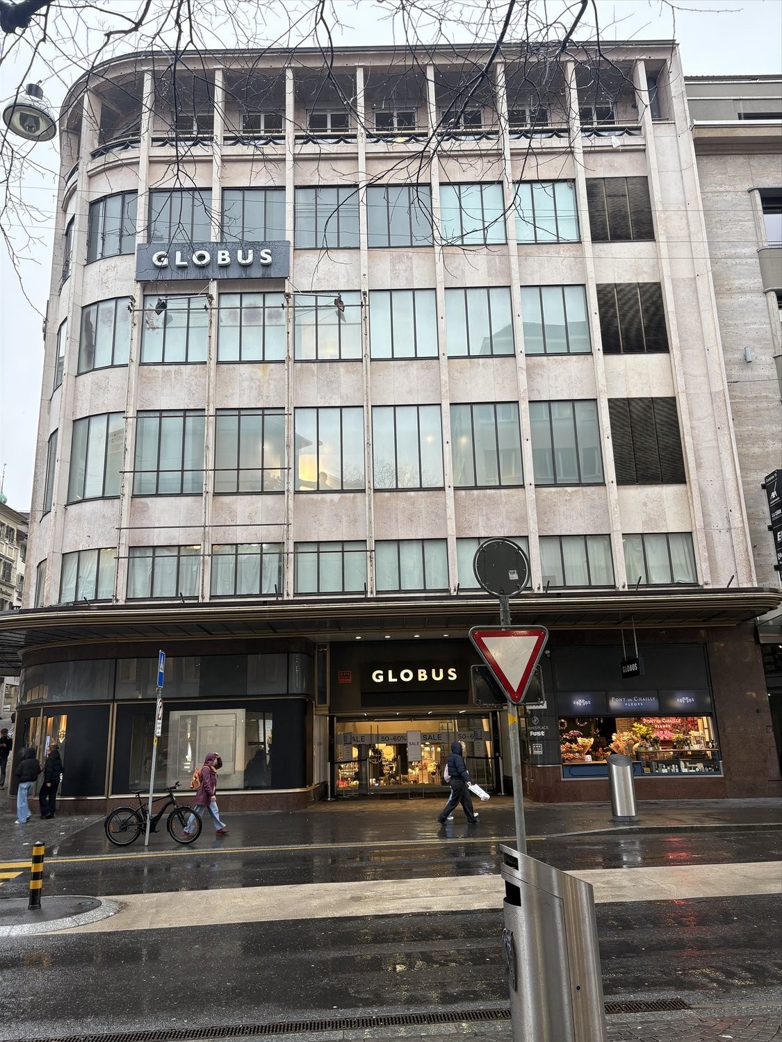 519m² shop, photo 2 of 6
